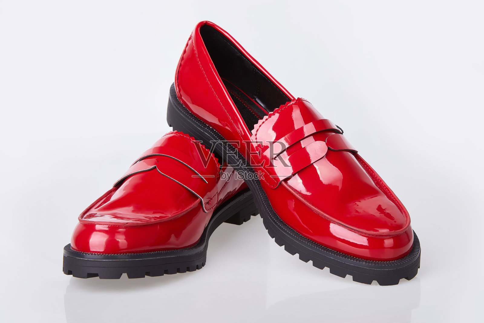 女人的红色时髦的漆皮鞋孤立在白色的背景。照片摄影图片