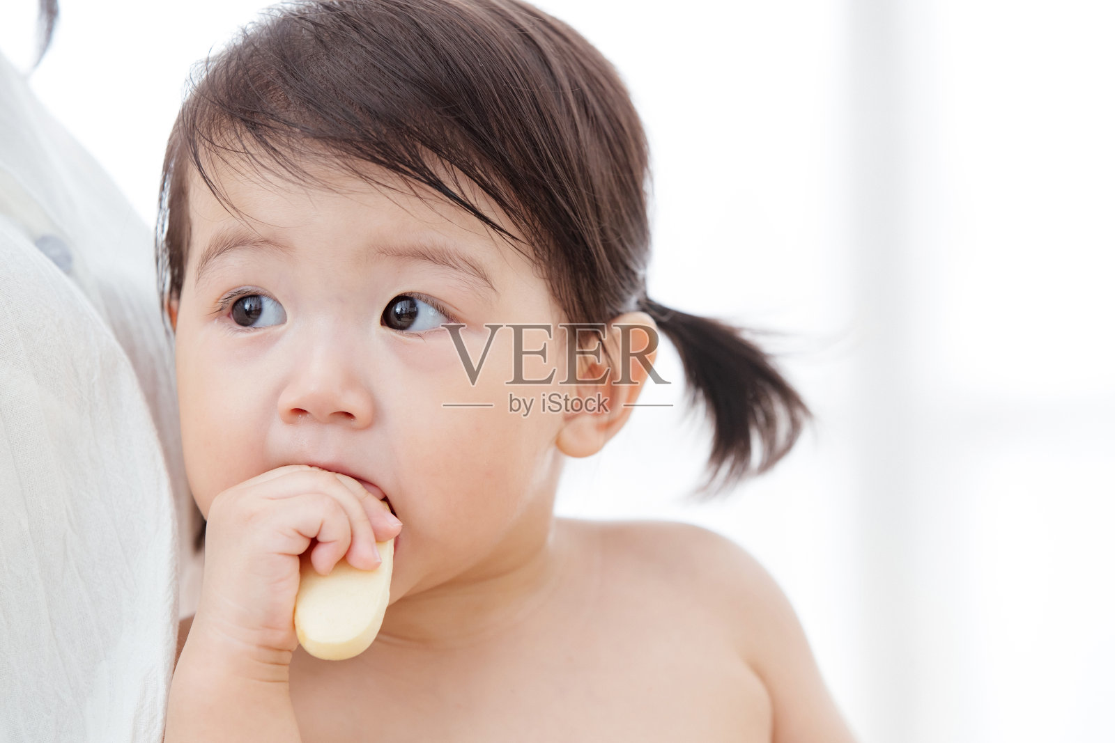 可爱宝宝在吃东西照片摄影图片