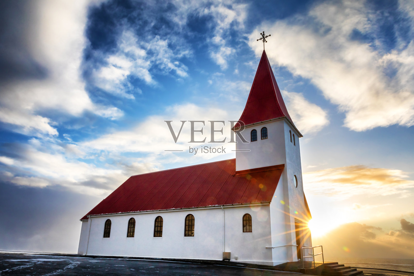 风景如画的冰岛Vik i Myrdal教堂，日出时分照片摄影图片
