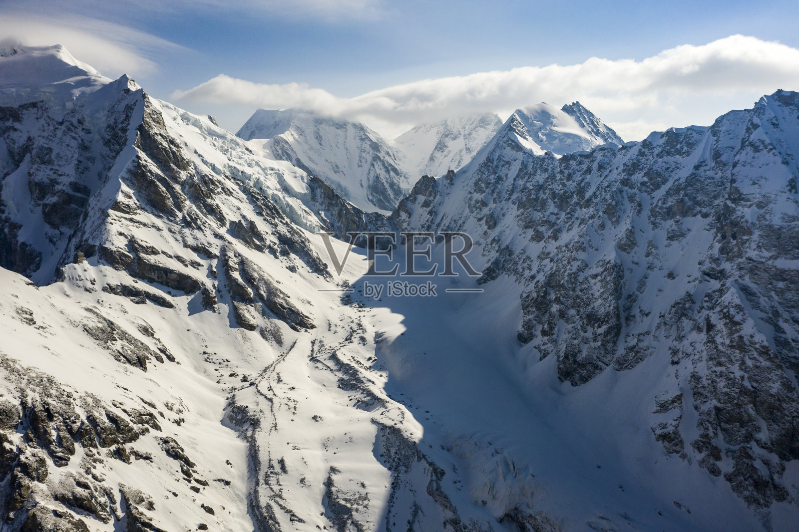 尼泊尔喜玛拉雅的高山景观被陡峭的积雪覆盖照片摄影图片