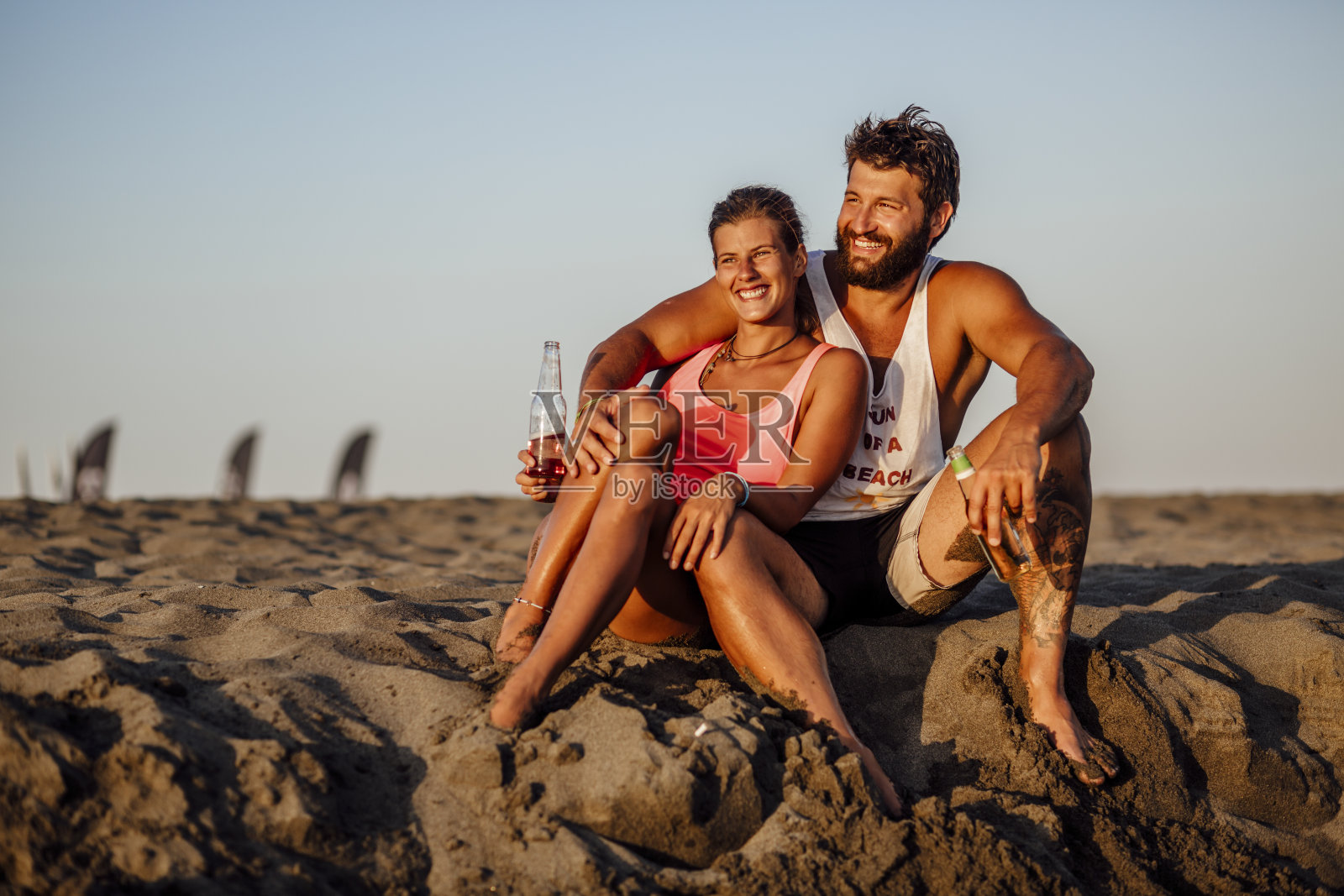 一对美丽的年轻夫妇在海滩上玩得很开心照片摄影图片