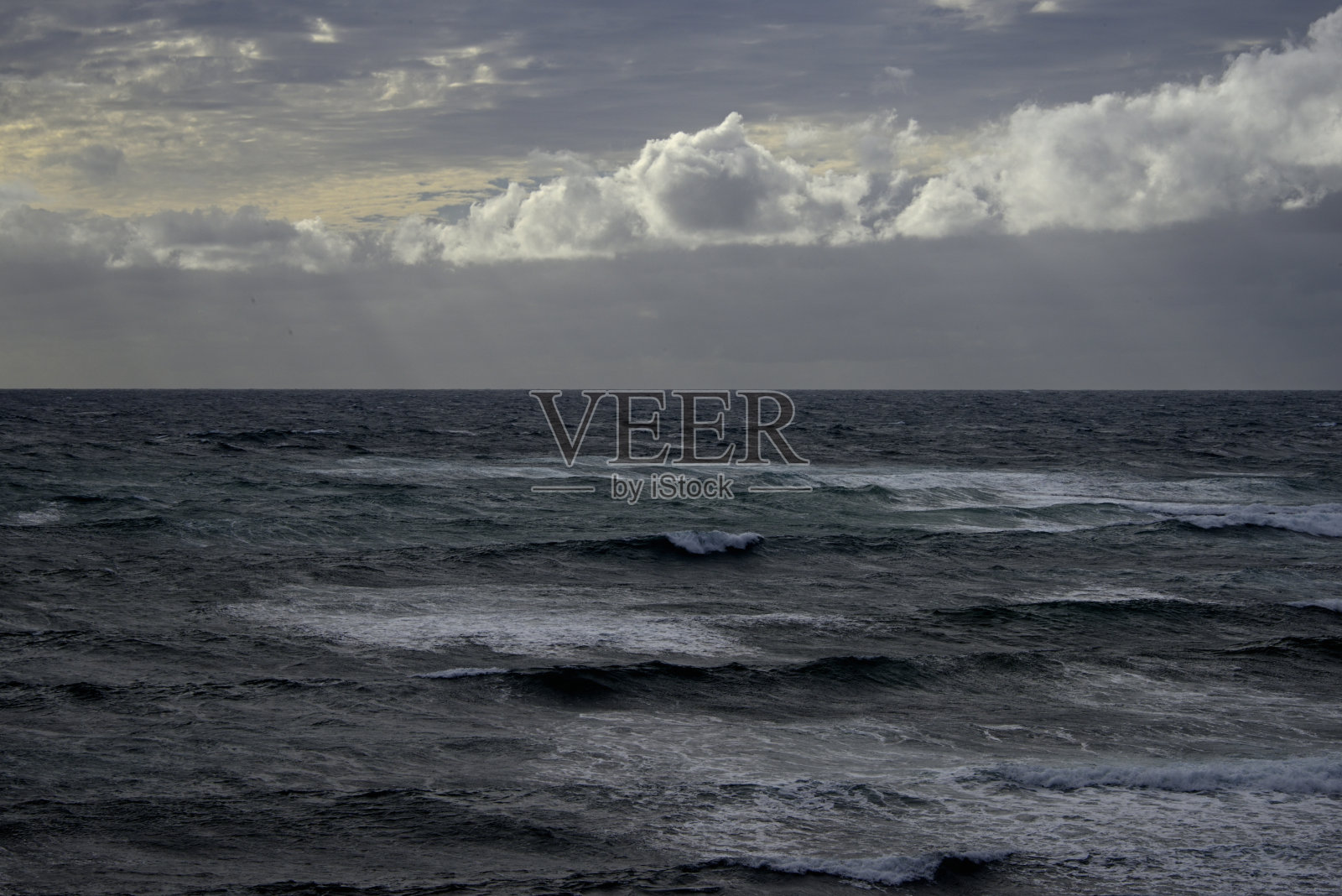 澳大利亚西部多云的天空和灰色的海洋照片摄影图片