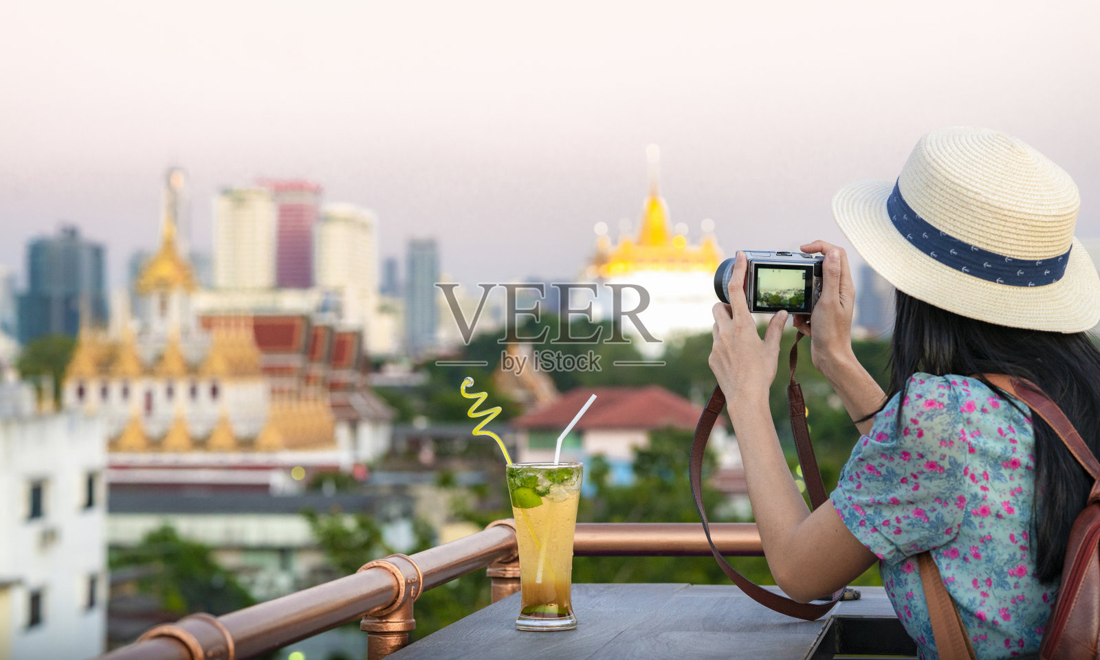 亚洲女孩放松在曼谷城市的屋顶酒吧和欣赏的观点照片摄影图片