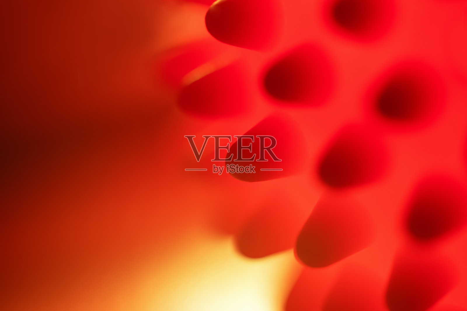 模糊的红色抽象背景。新型冠状病毒肺炎2019-nCoV冠状病毒或艾滋病毒的显微特写，癌症漂浮在液体中。细菌，红色感染。照片摄影图片