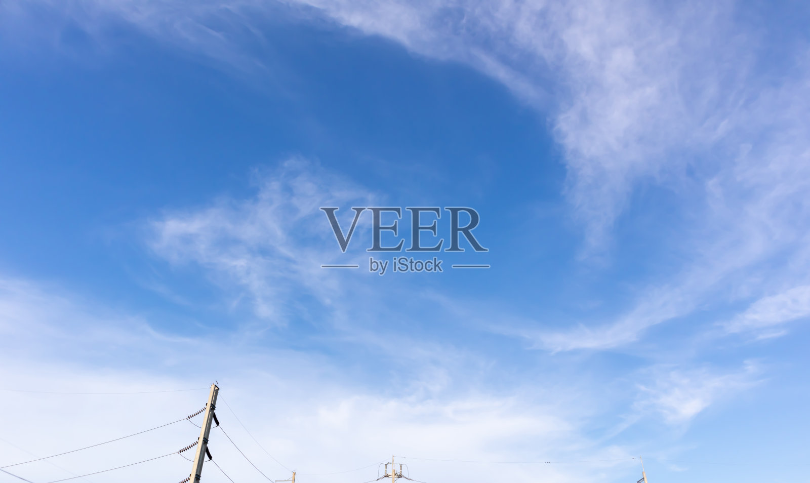 蓝天白云，天空背景图像，电线杆底部。照片摄影图片