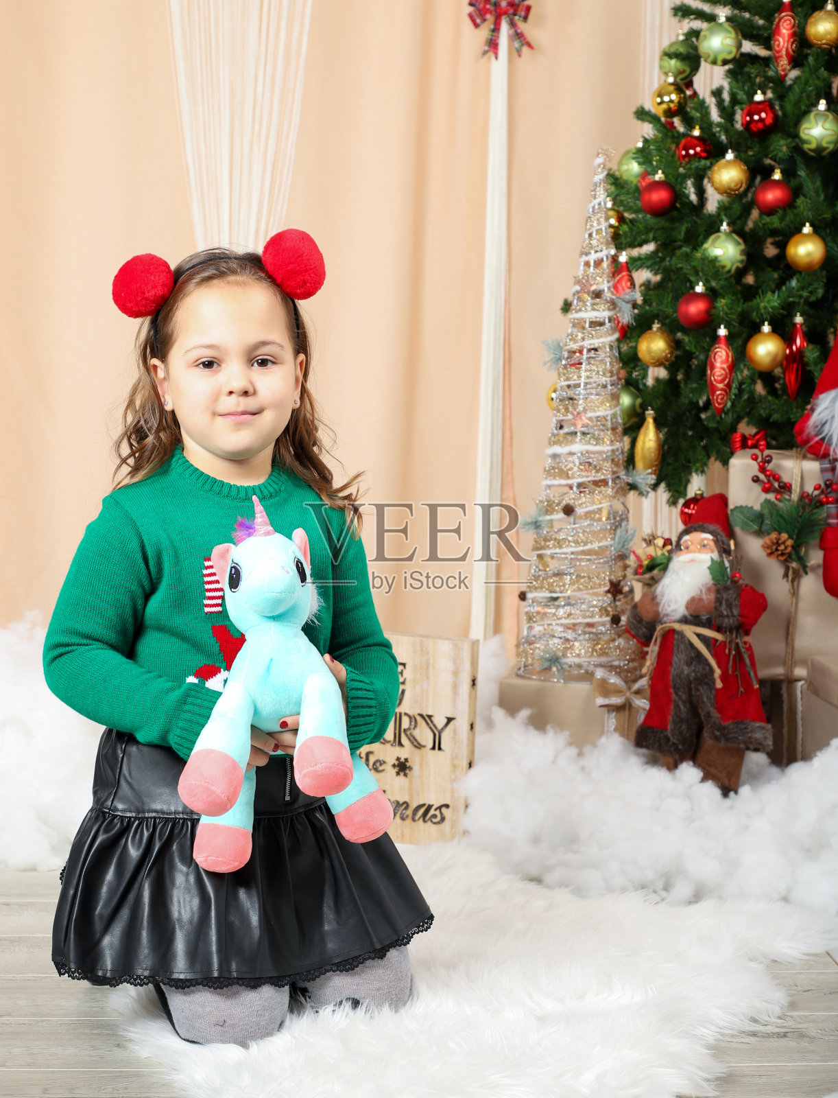 可爱的小女孩和圣诞礼物照片摄影图片