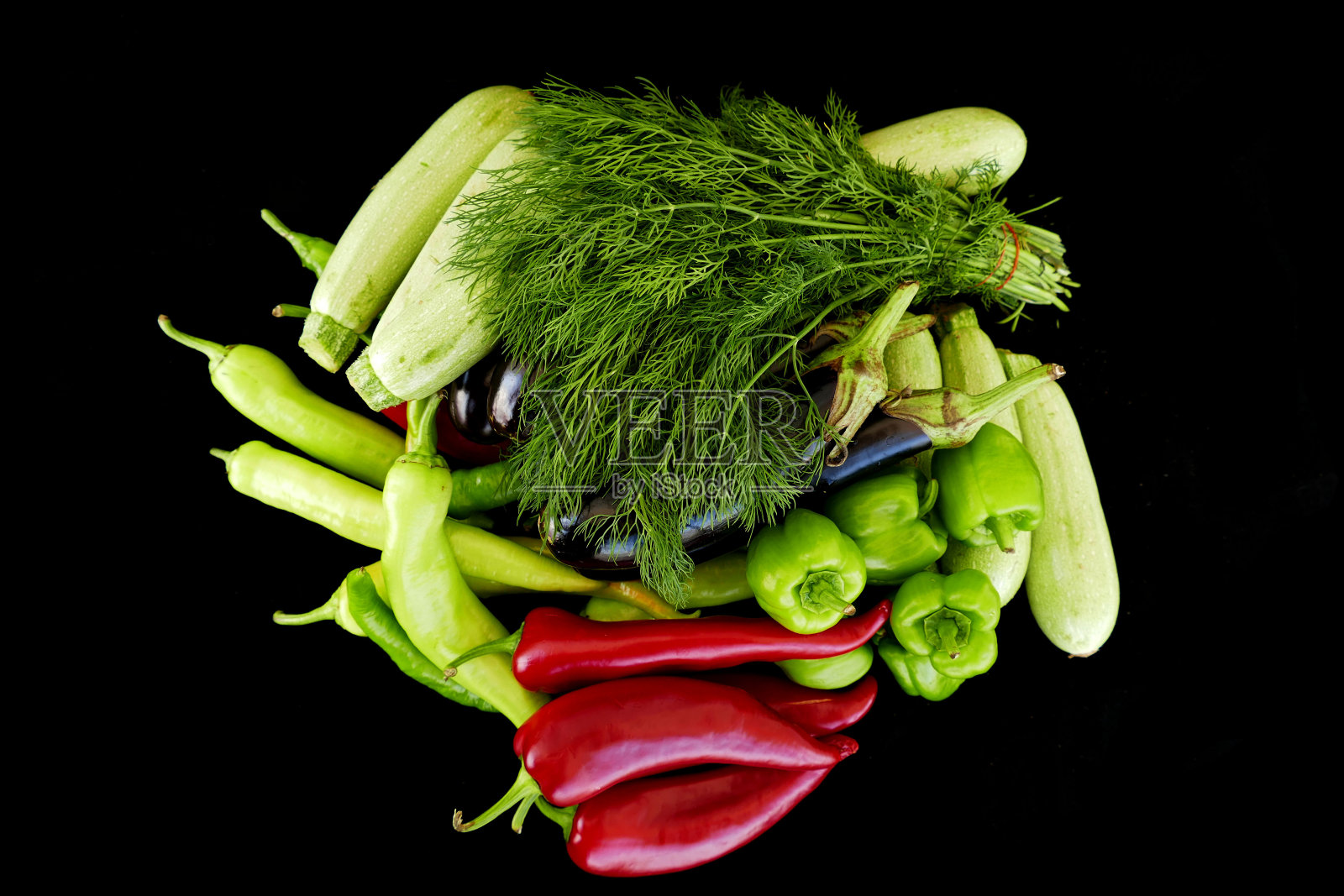 在黑色背景下的夏季蔬菜，在黑色背景下的夏季蔬菜，西葫芦，茄子，辣椒和莳萝，照片摄影图片