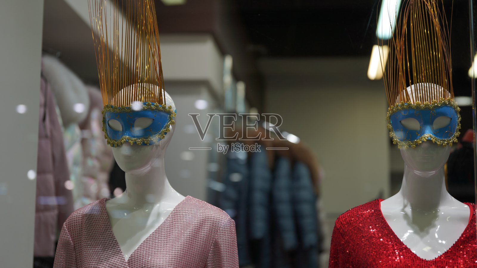 一个人体模特站在一家服装店的橱窗里。服装店概念-展示橱窗中的人体模型照片摄影图片