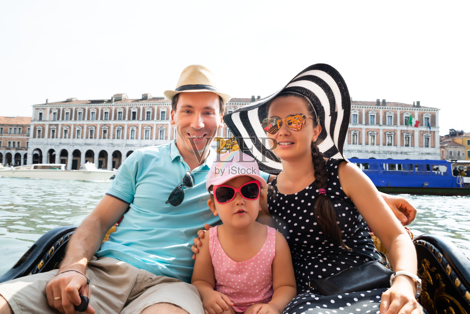 一家人在威尼斯的贡多拉航行照片摄影图片