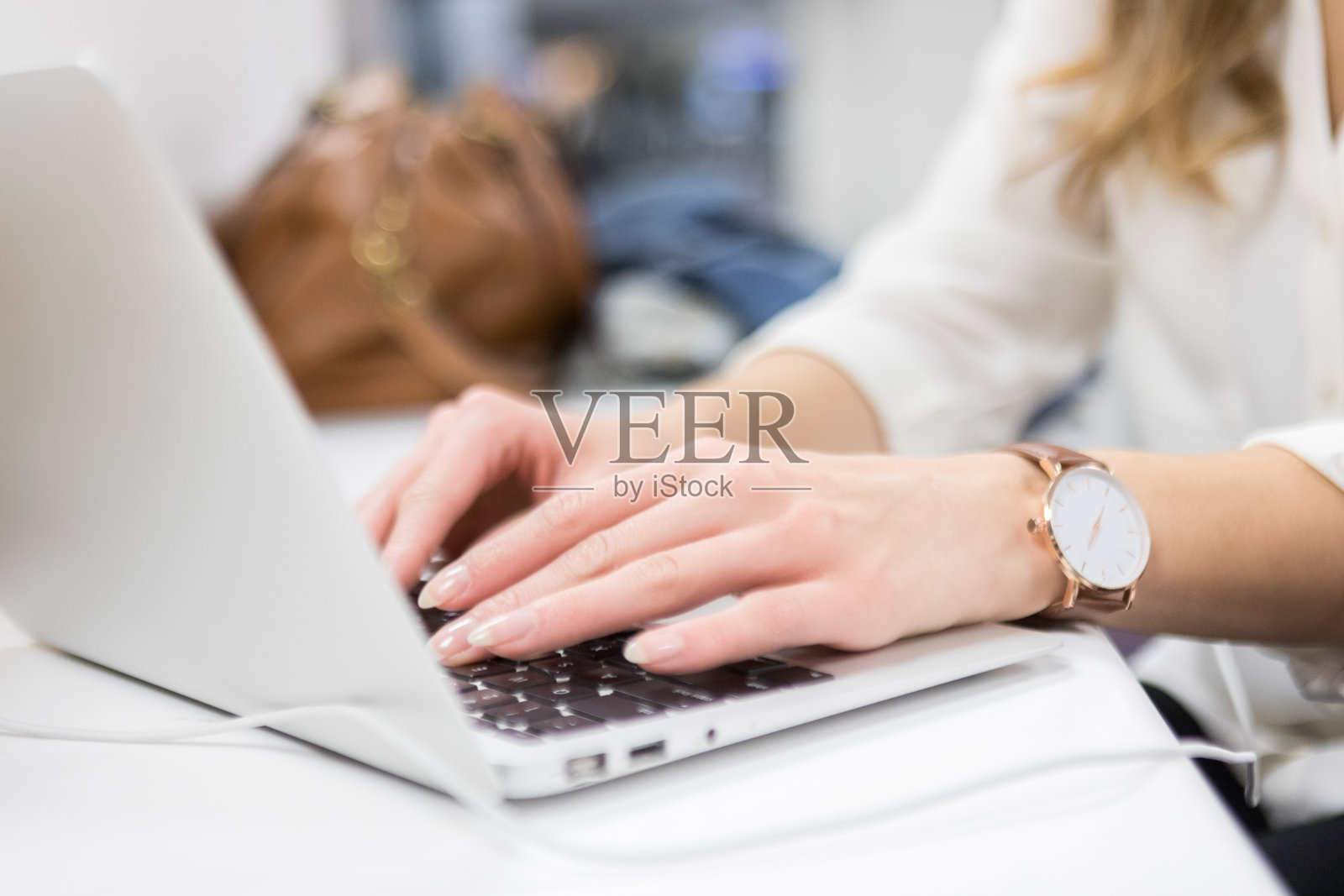 一个面目全非的女人在电脑键盘上打字照片摄影图片
