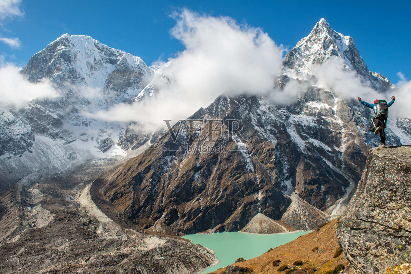 从尼泊尔的Lobuche到Dzongla村，徒步者站在山边，左边是taboche山(6,501米)，右边是cholatse山(6,440米)。照片摄影图片