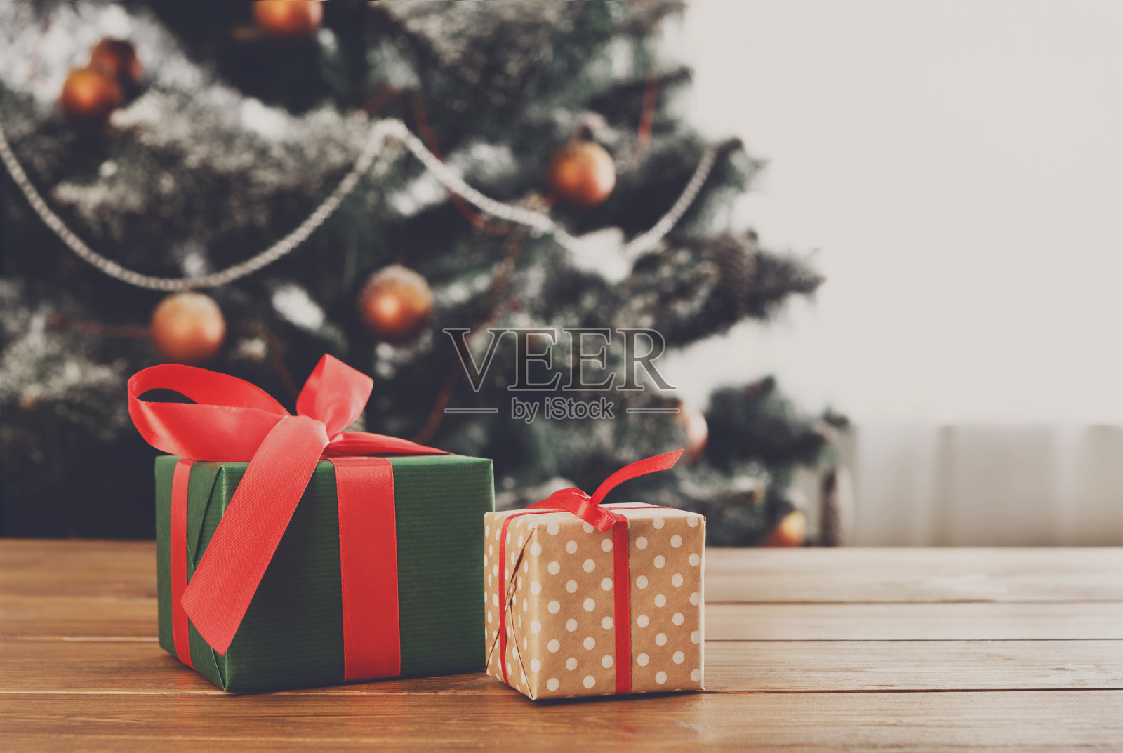 圣诞礼物装饰树的背景，节日的概念照片摄影图片