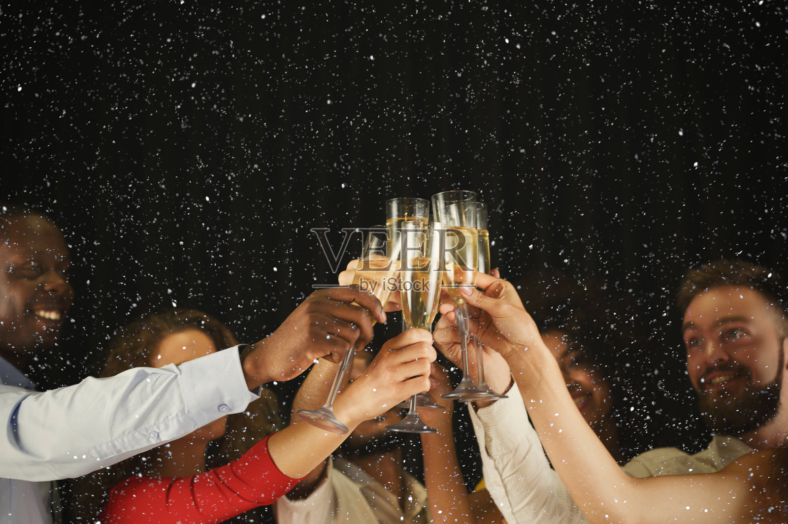 一群年轻人在夜总会喝着香槟庆祝新年照片摄影图片