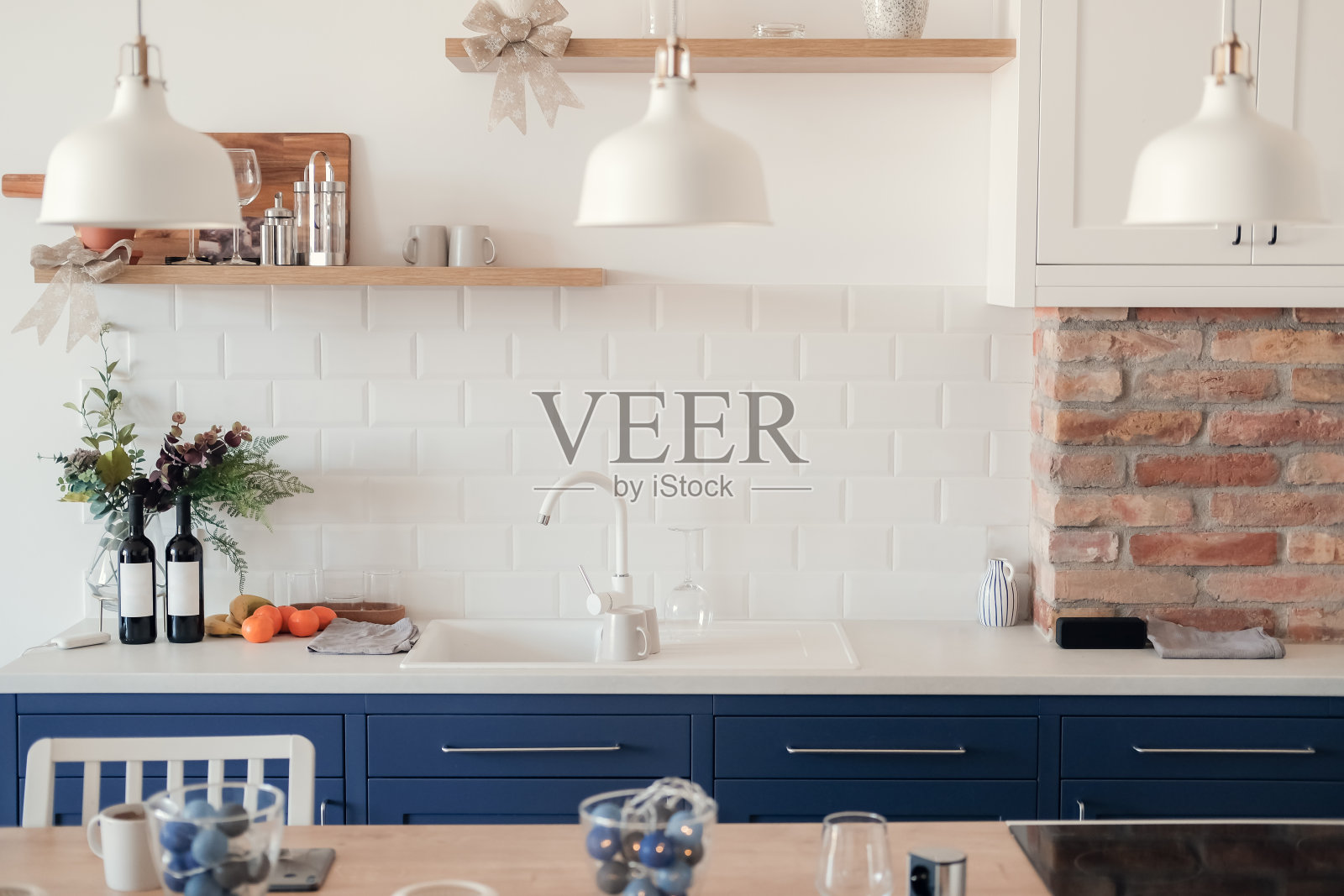 美丽的现代蓝色和白色厨房室内设计房子建筑照片摄影图片
