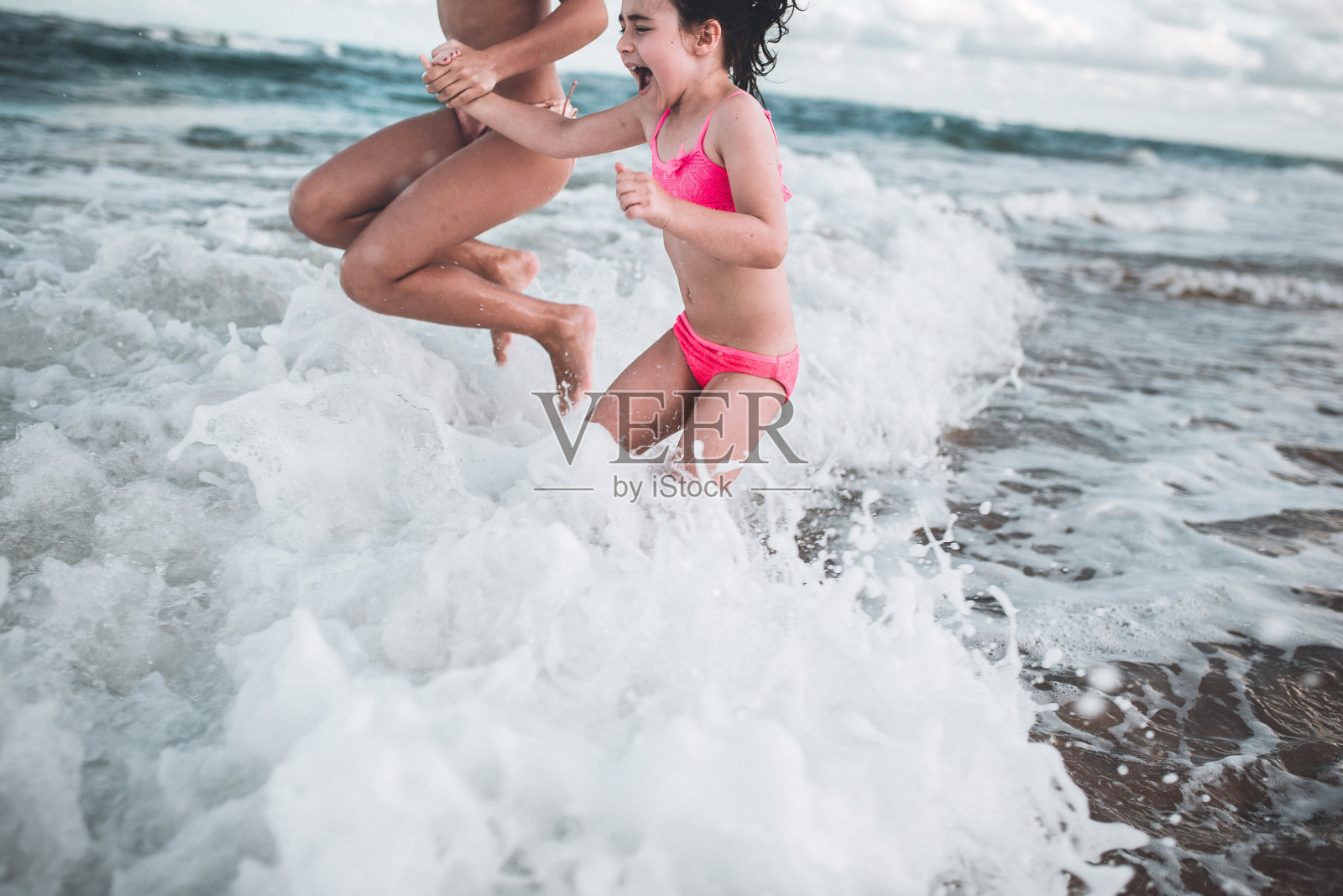 两个快乐的姐妹跳浪照片摄影图片