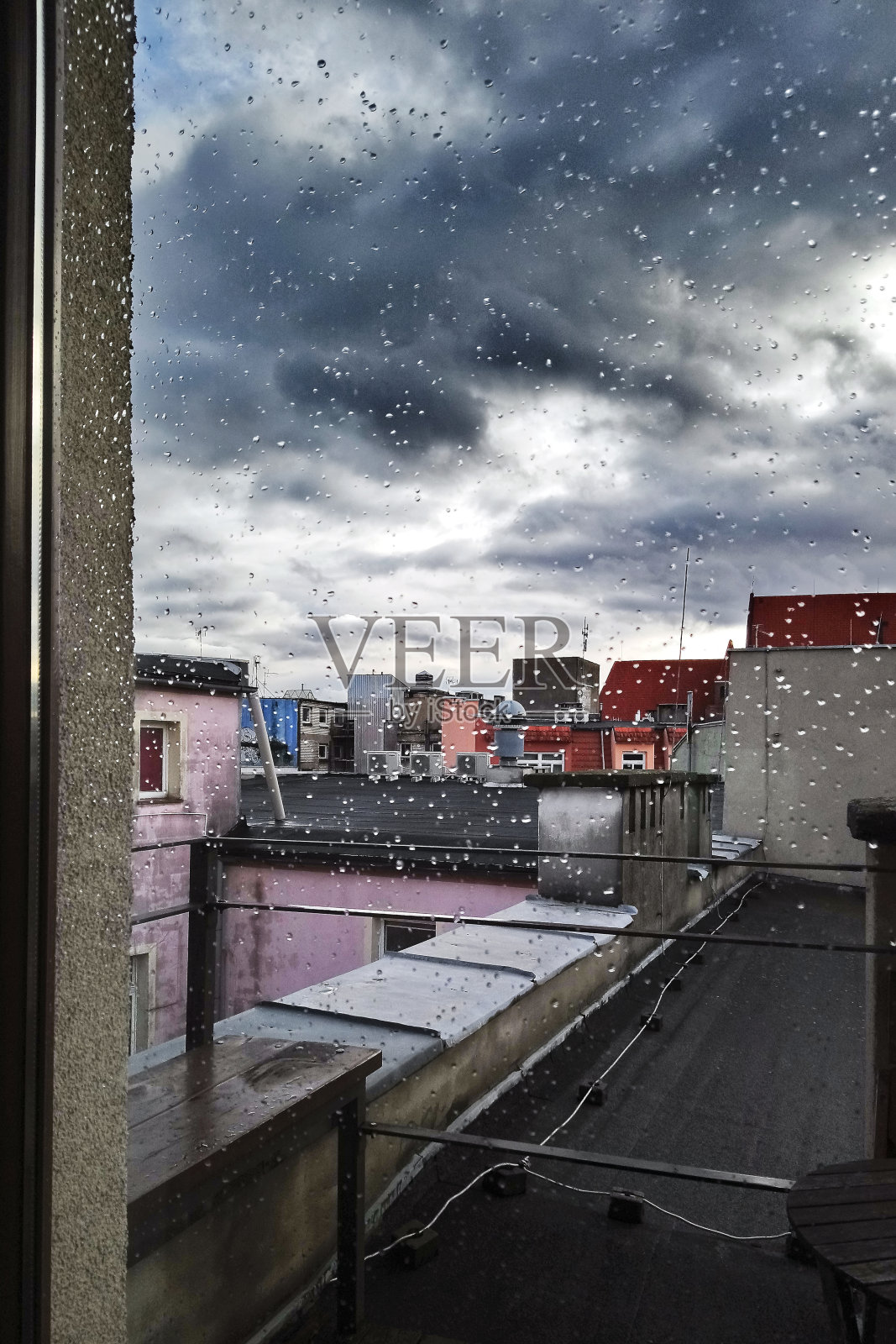 雨天和城市屋顶照片摄影图片