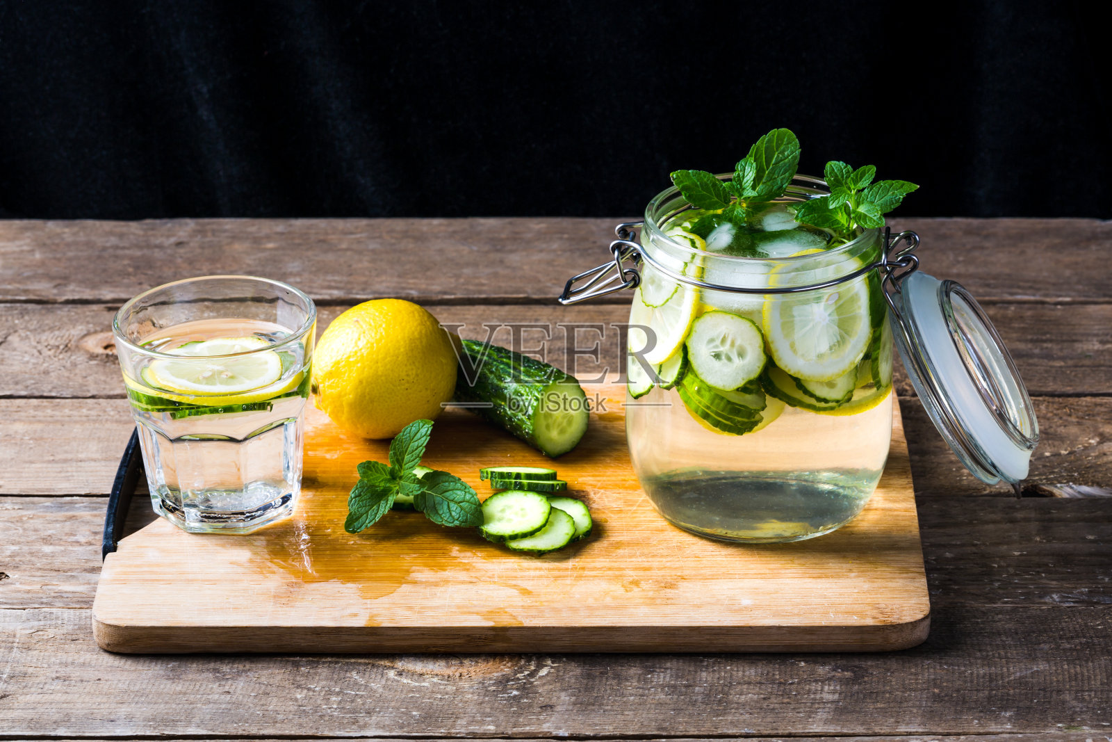 黄瓜水。用黄瓜和柠檬香做的排毒水照片摄影图片