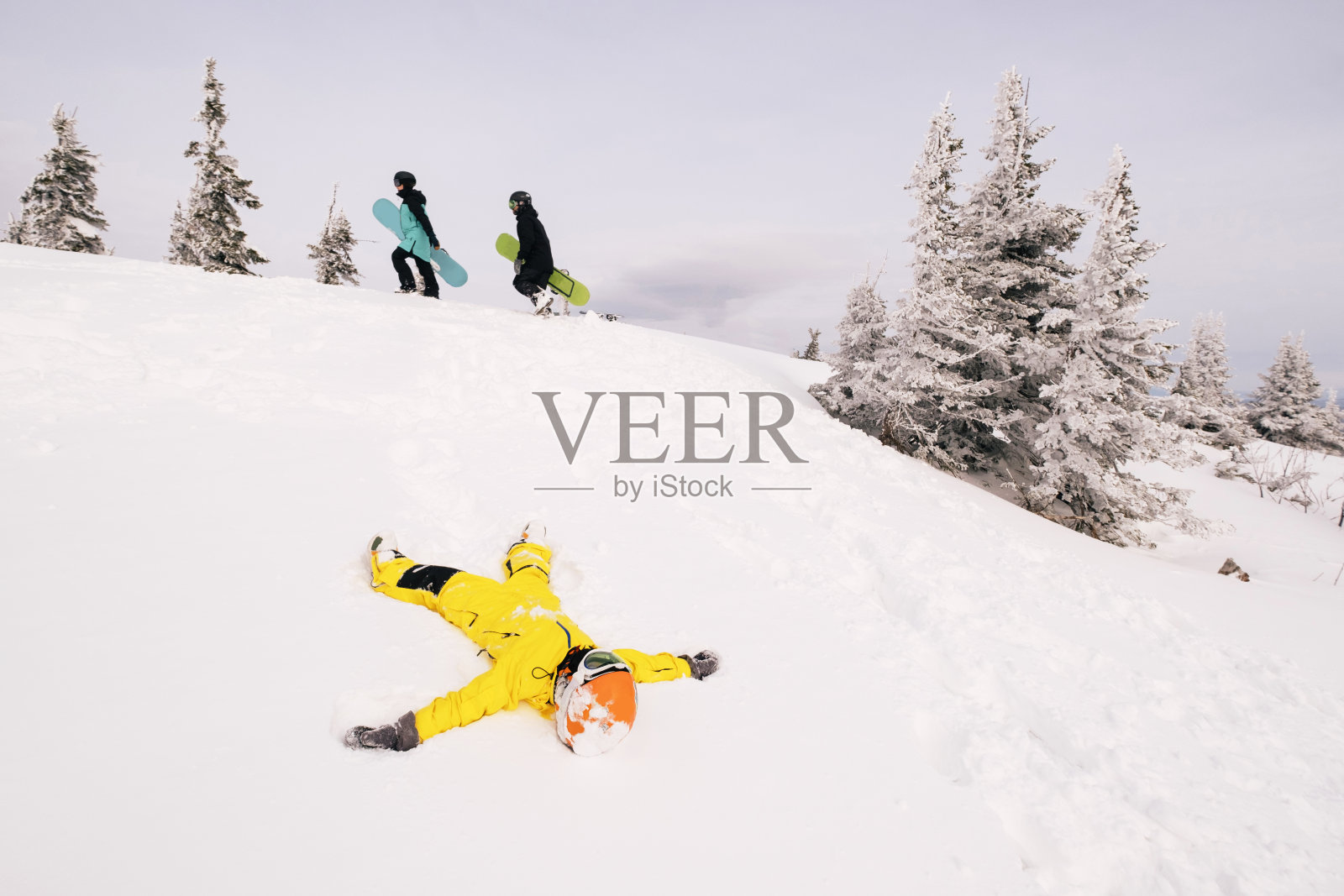家庭滑雪板玩和有乐趣在雪上山顶。阳光灿烂的滑雪胜地照片摄影图片