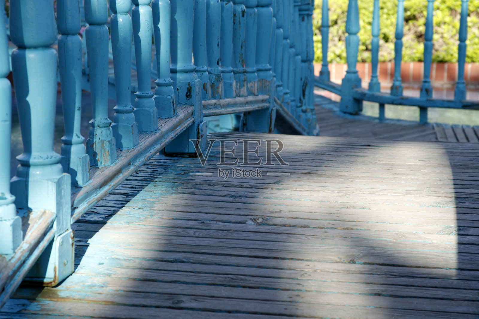 正式花园中的蓝桥照片摄影图片