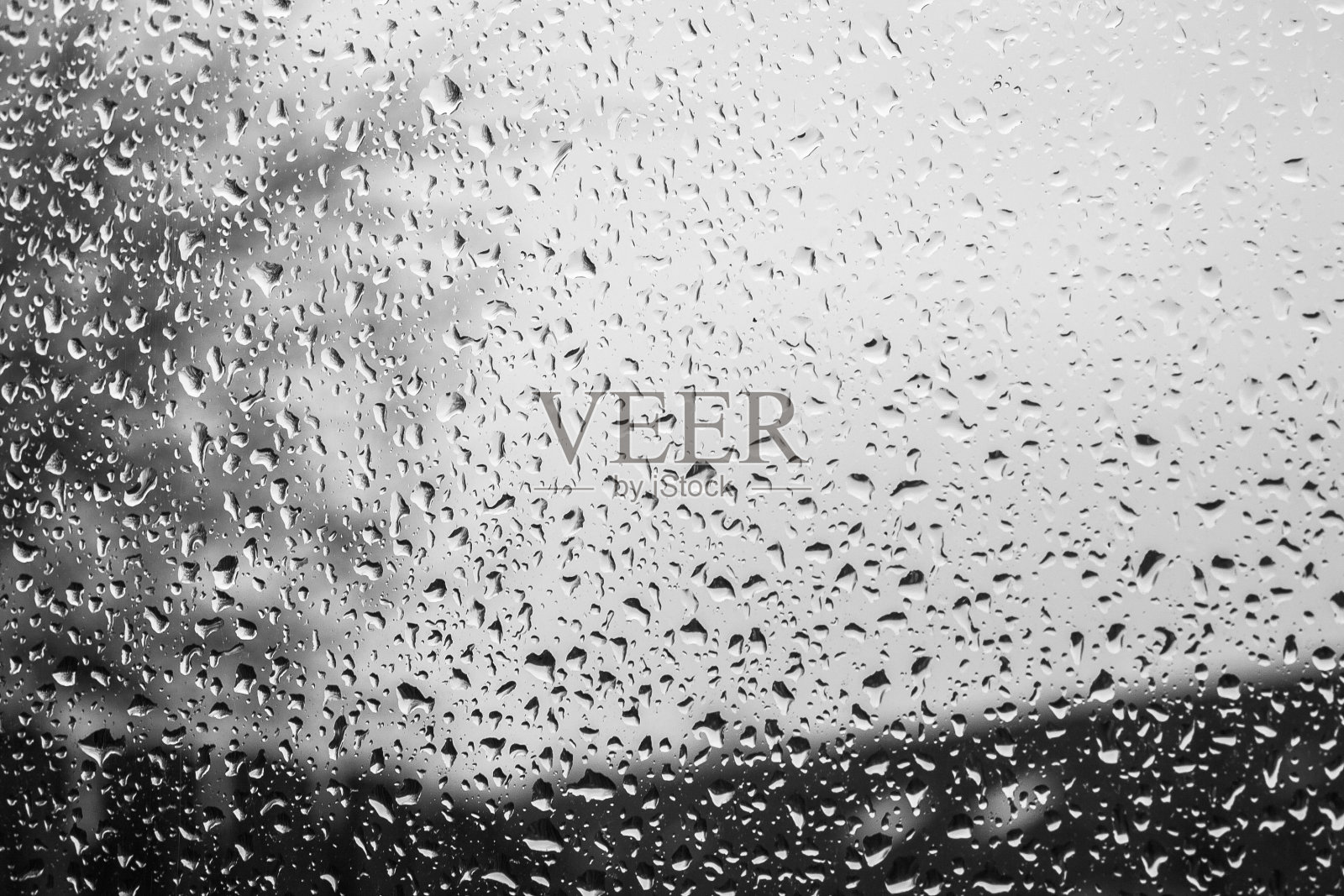 水滴在窗户上。雨天。照片摄影图片