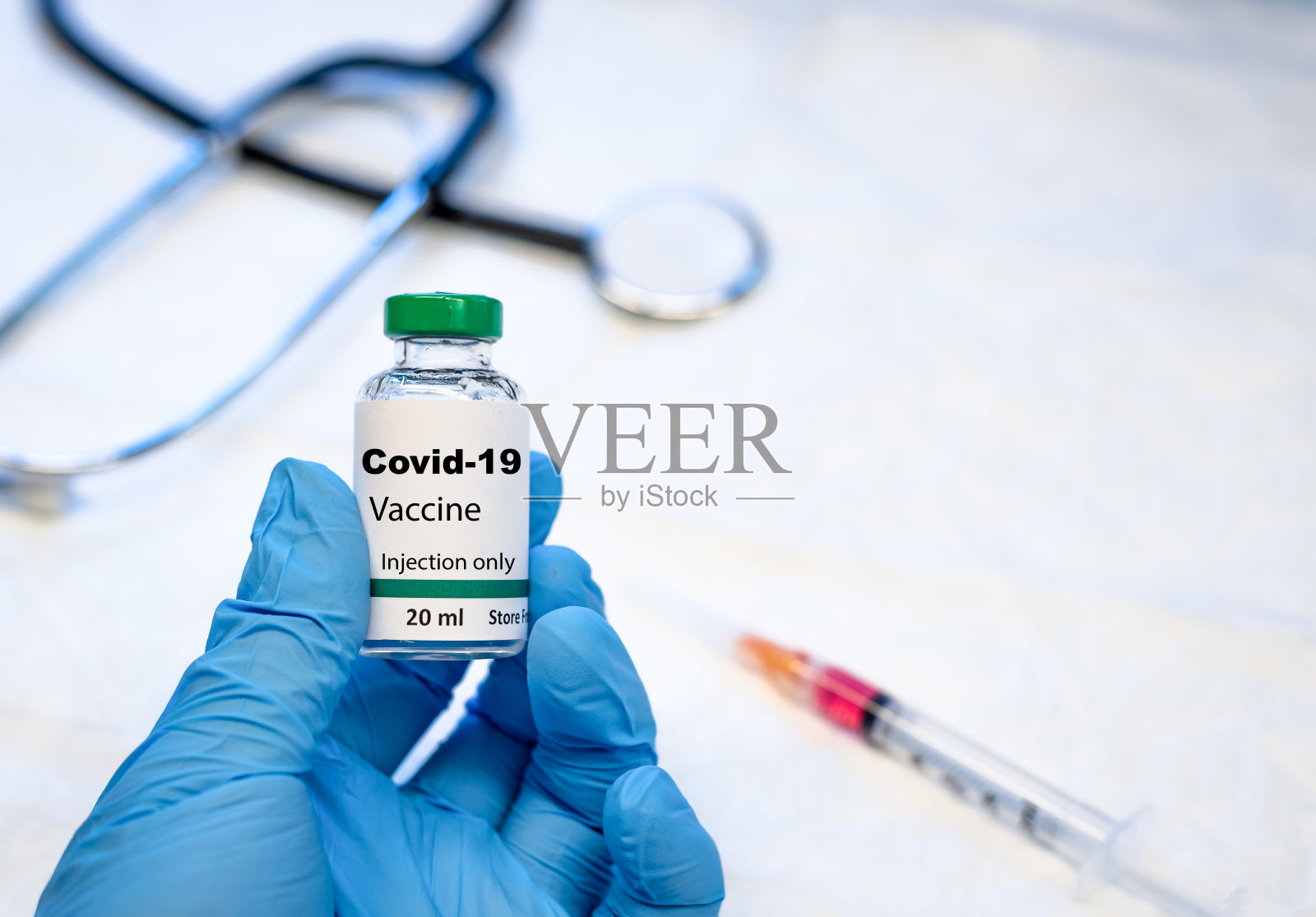 Covid-19冠状病毒疫苗瓶，带注射器和听诊器照片摄影图片