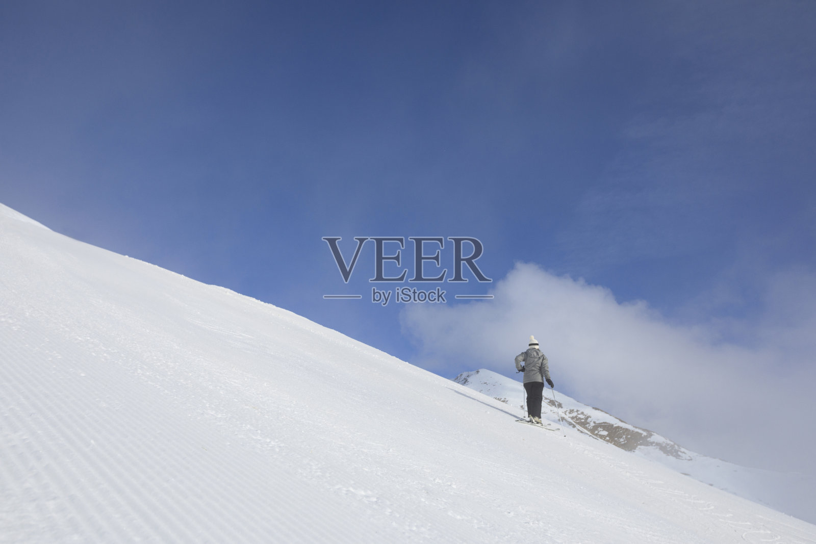 业余冬季运动年轻女子滑雪滑雪在阳光明媚的滑雪胜地Dolomites在意大利照片摄影图片