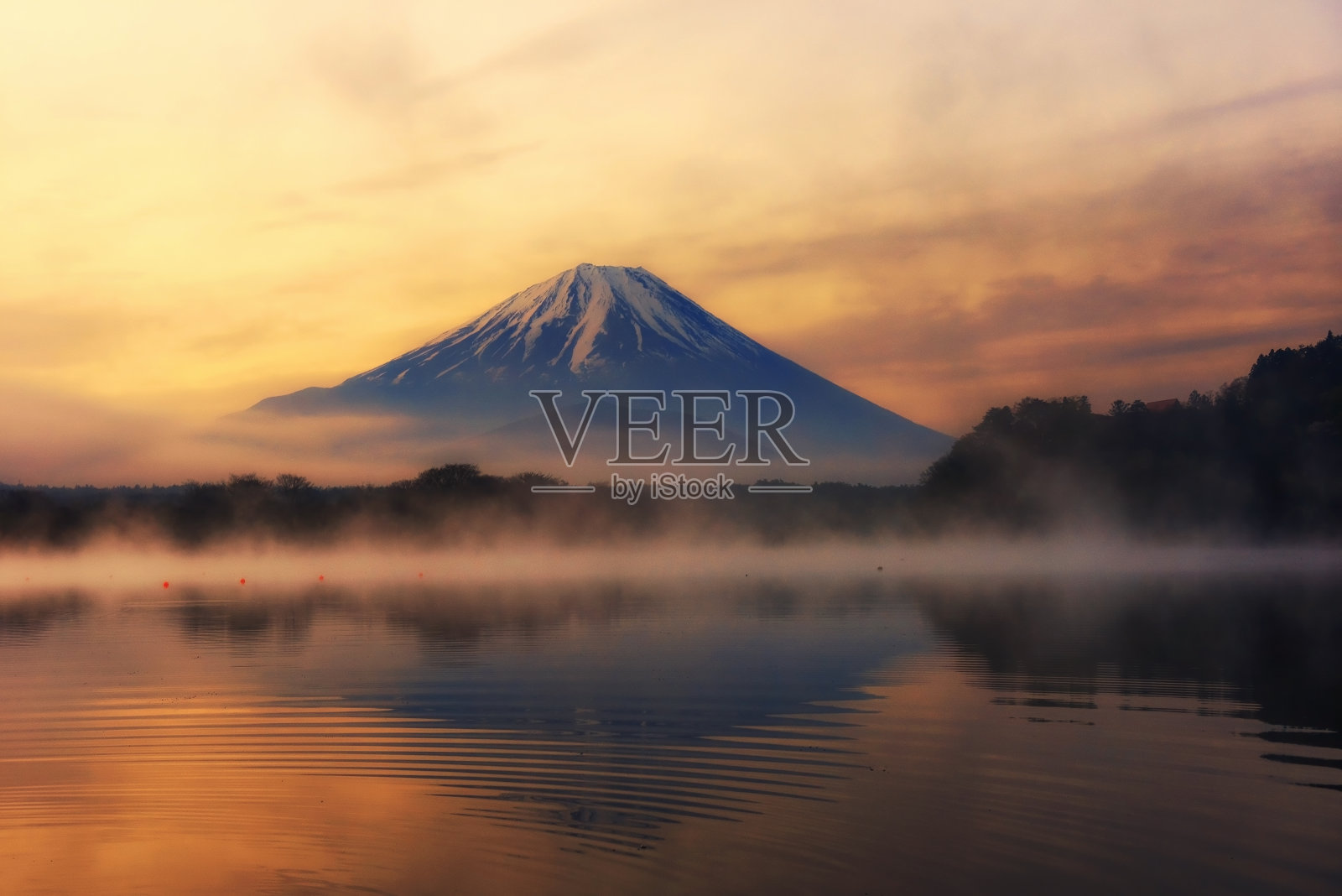 山梨县，日出时富士在正二湖照片摄影图片