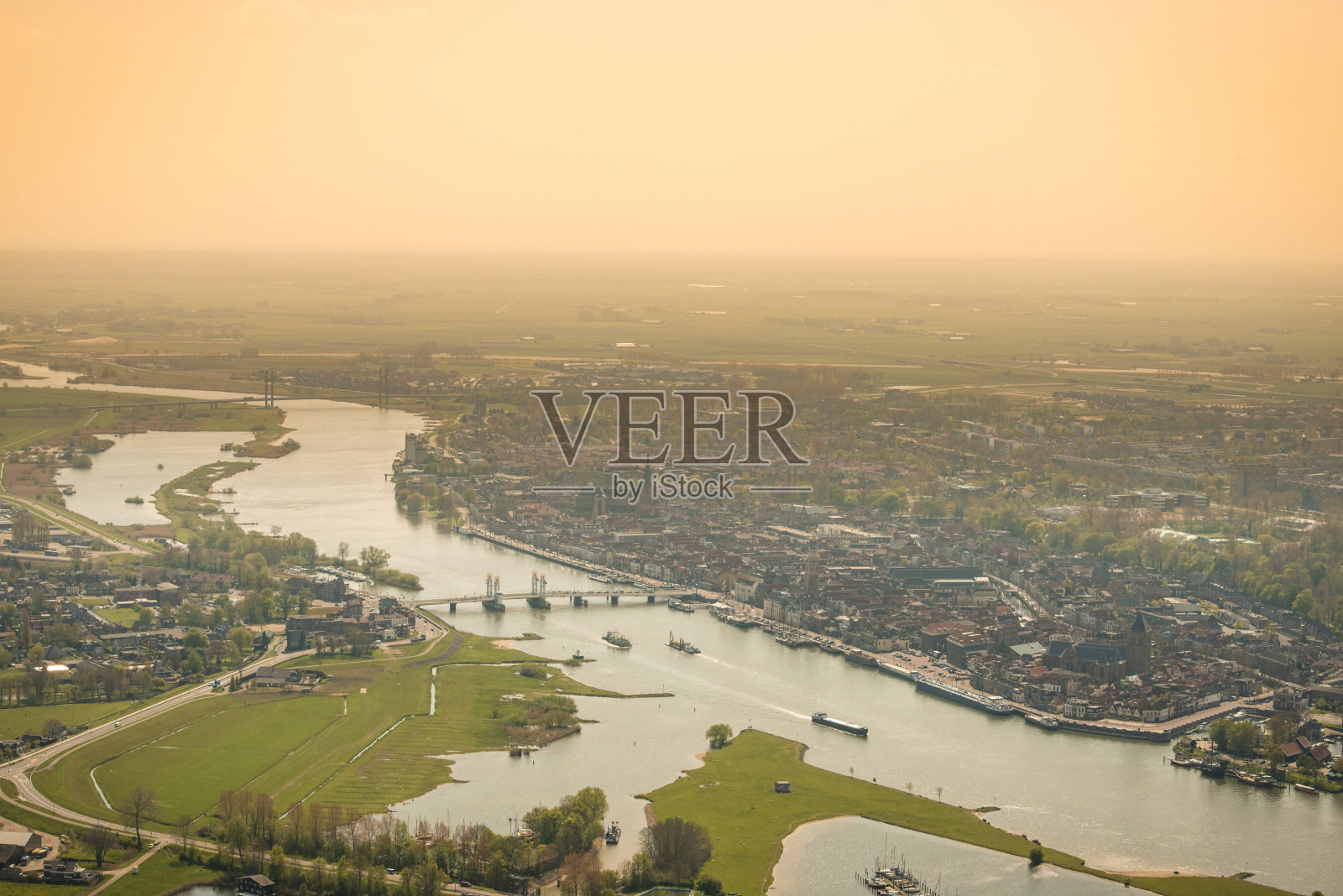 荷兰IJssel河畔的古老城市坎彭的鸟瞰图照片摄影图片
