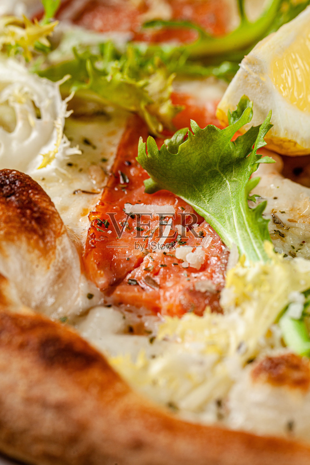 意大利菜。边大的薄披萨。披萨配鲑鱼，芝士酱，生菜。背景图像，复制空间文本照片摄影图片