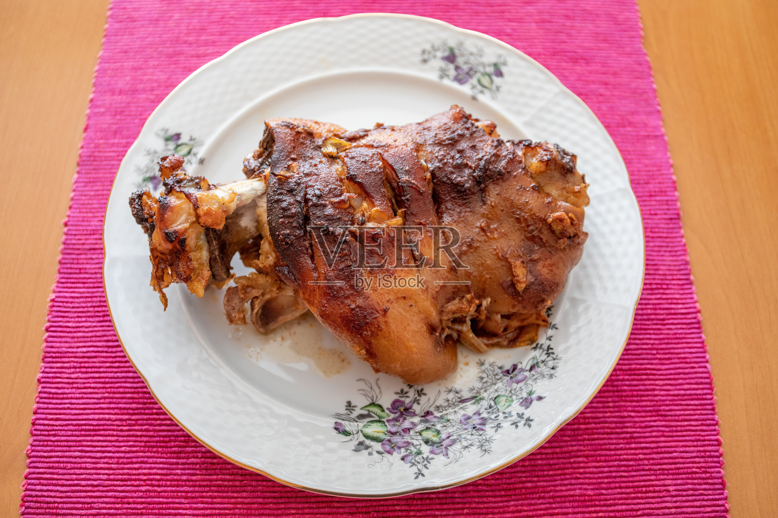 烤猪蹄，传统食品照片摄影图片