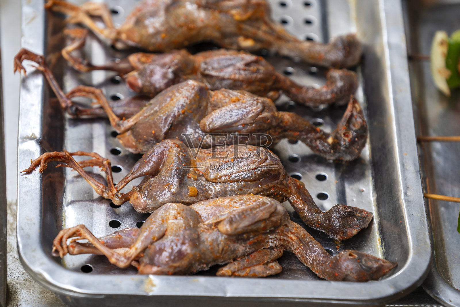 越南山村萨帕的街头食品市场上出售鸡肉照片摄影图片
