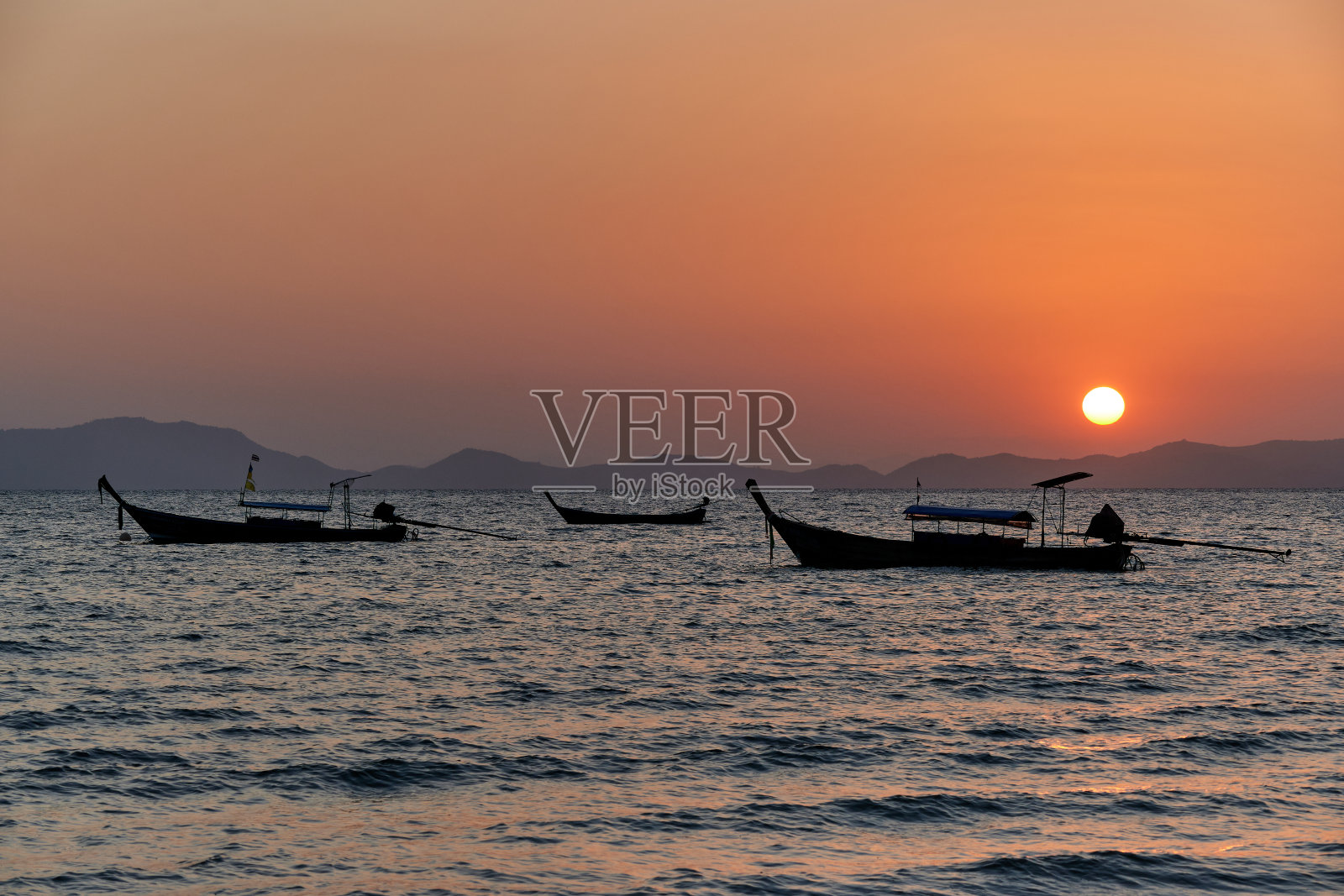泰国甲米喀琅芒海滩的日落。照片摄影图片