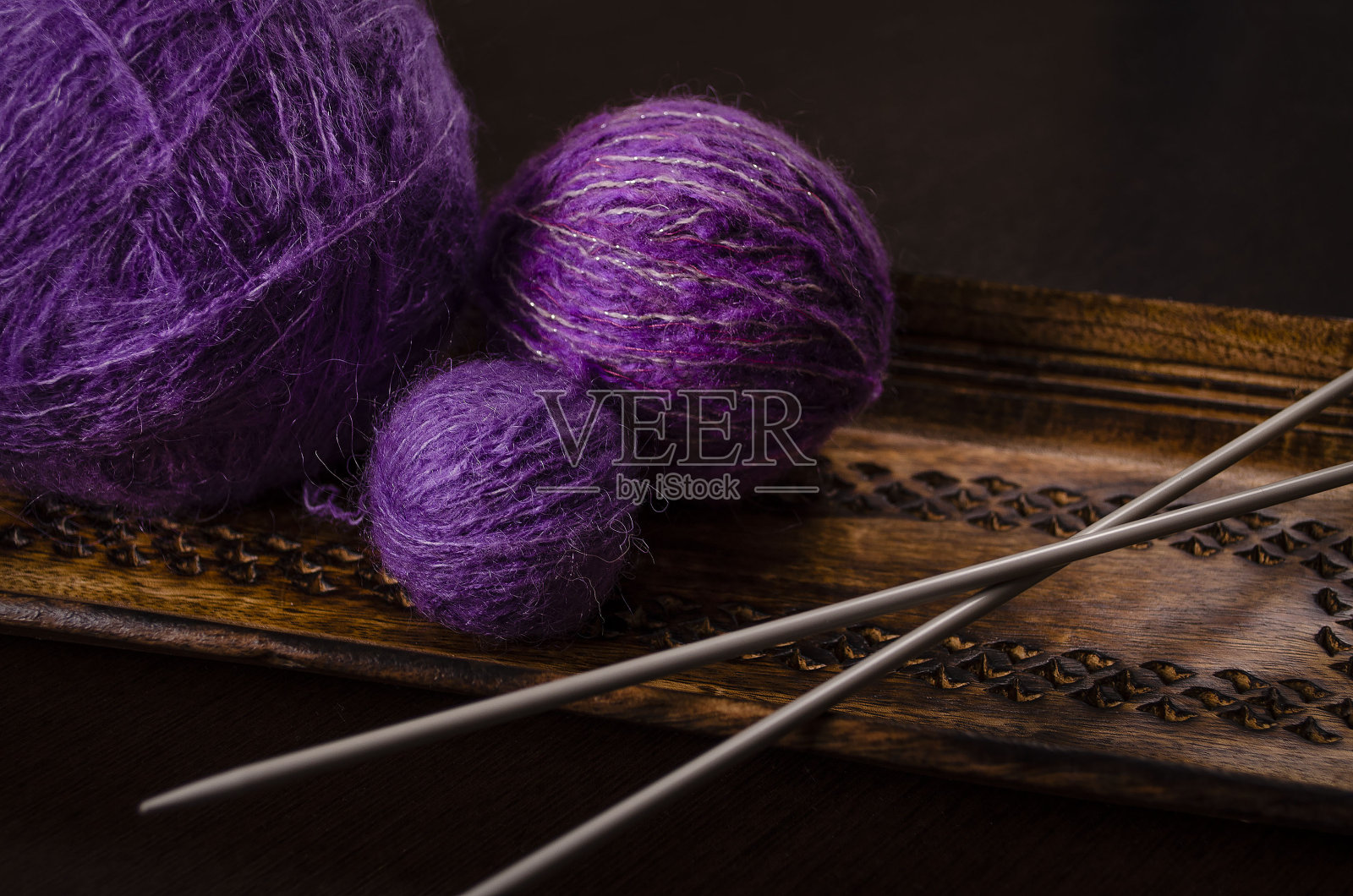 特写的紫色美利奴羊毛球在桌子上。照片摄影图片