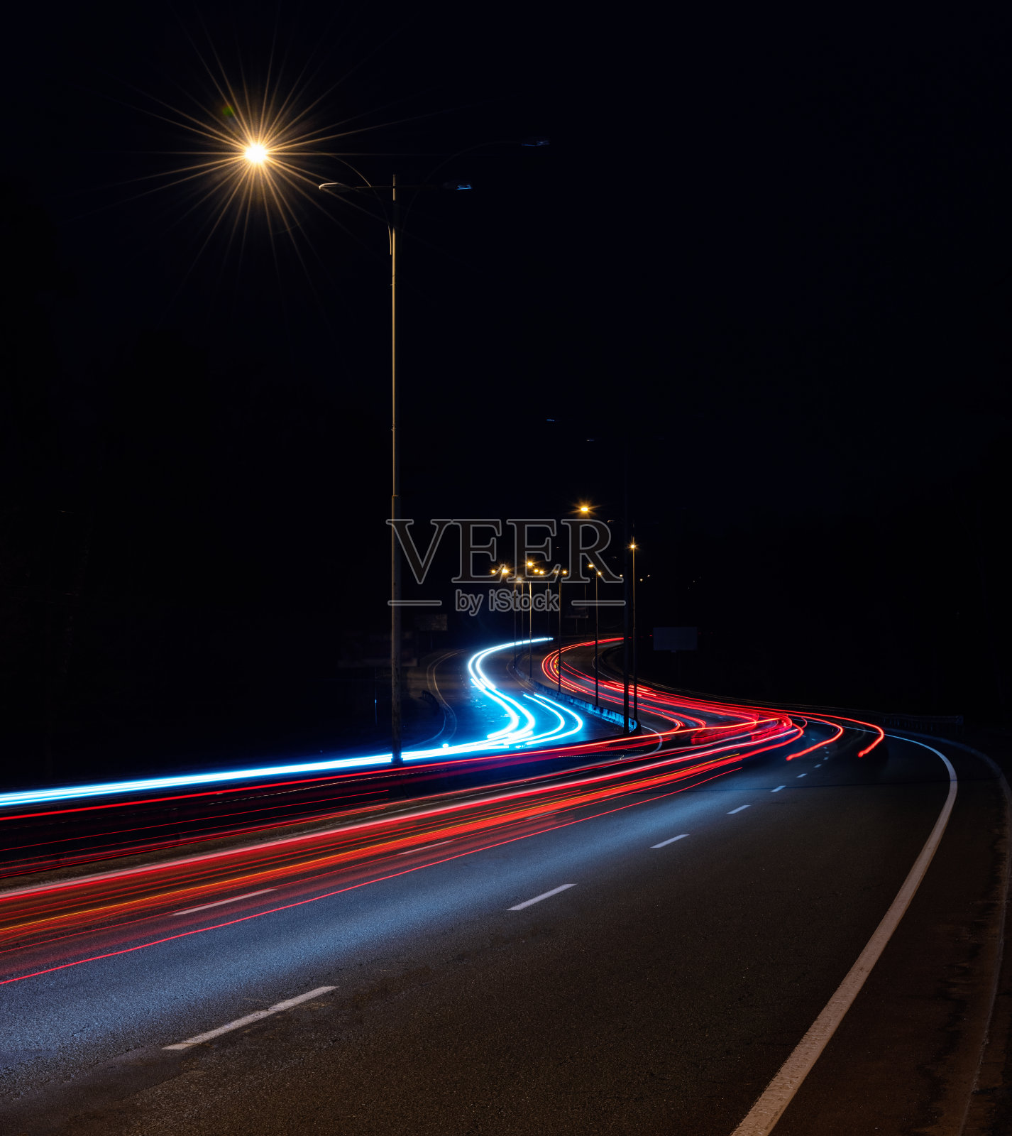 夜晚，道路上的灯光弯弯曲曲照片摄影图片
