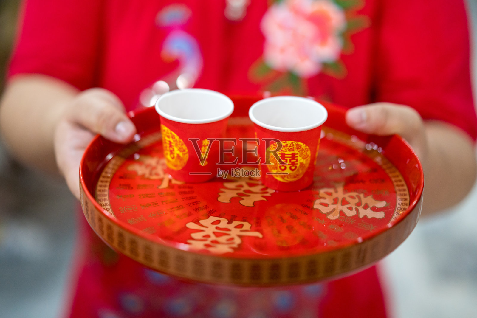 在中国传统茶道中，手持托盘茶杯的女性照片摄影图片