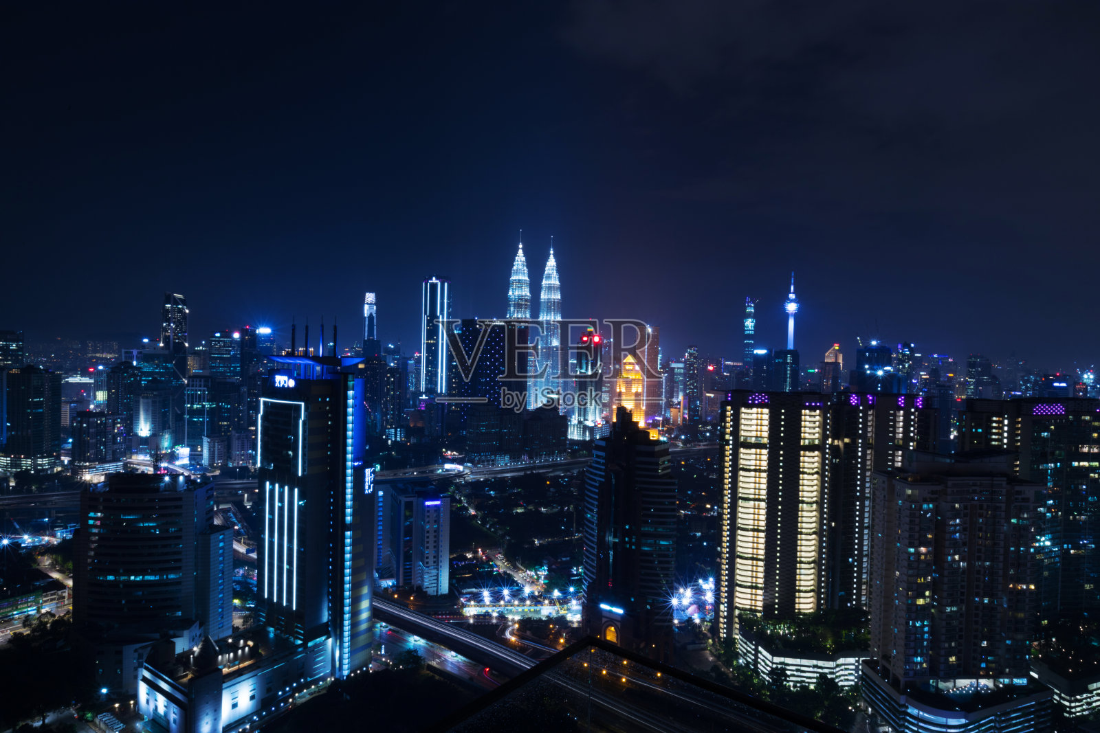 吉隆坡，马来西亚的屋顶夜景全景照片摄影图片
