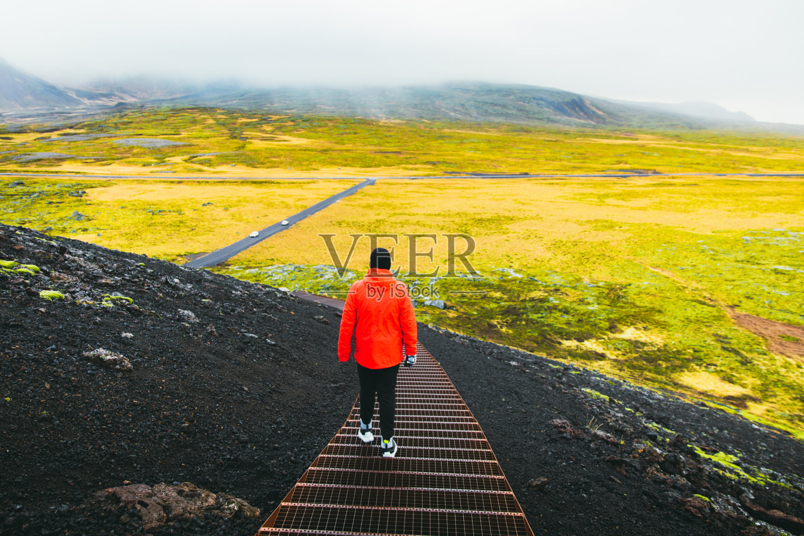 马旅人漫步在冰岛火山阳光明媚的风景中照片摄影图片