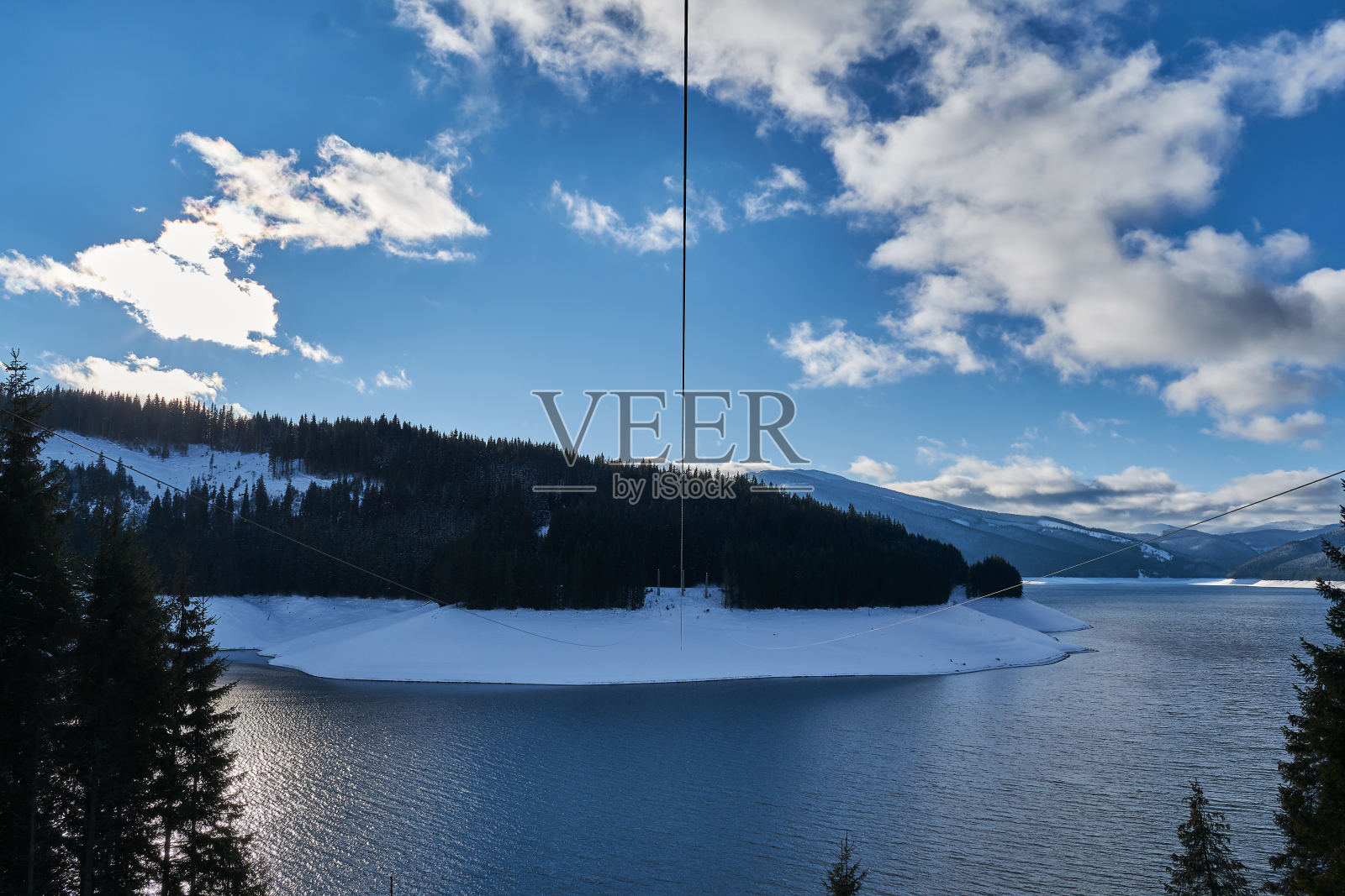 冬季景观从山上有湖，冷杉林，雪和蓝天与云照片摄影图片