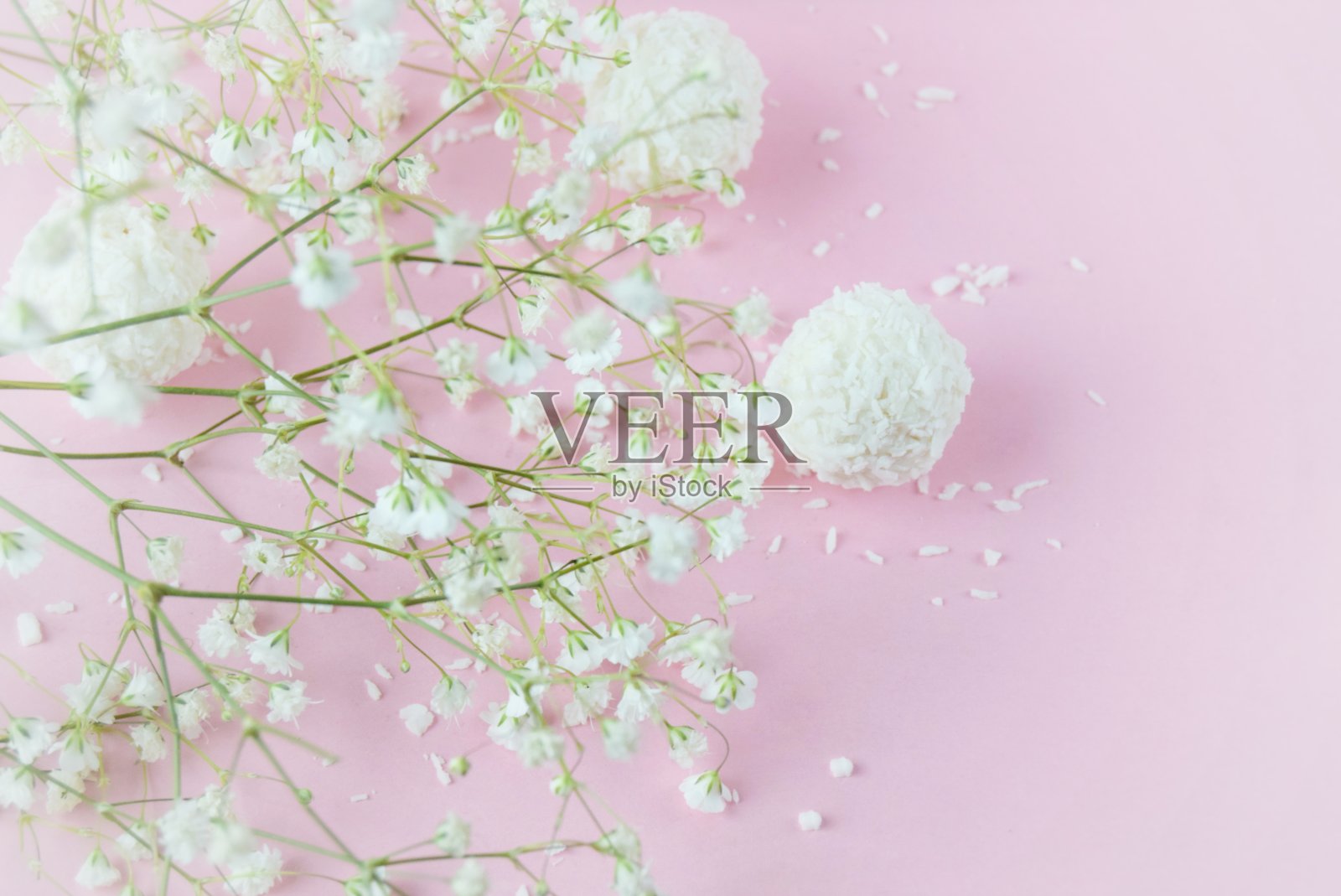 抽象的粉彩背景与小白花和糖果-概念母亲节，情人节，生日，春天的鲜花照片摄影图片