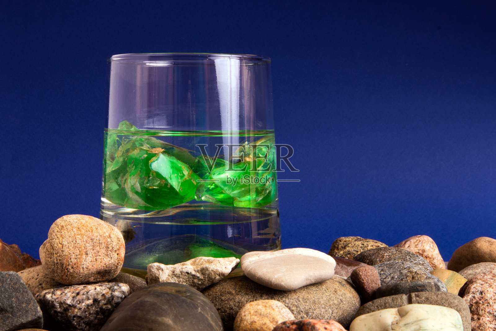 玻璃，里面有水和两颗绿色宝石照片摄影图片