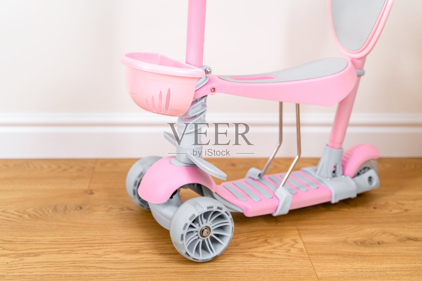 粉色婴儿滑板车。孩子们的夏季活动。照片摄影图片