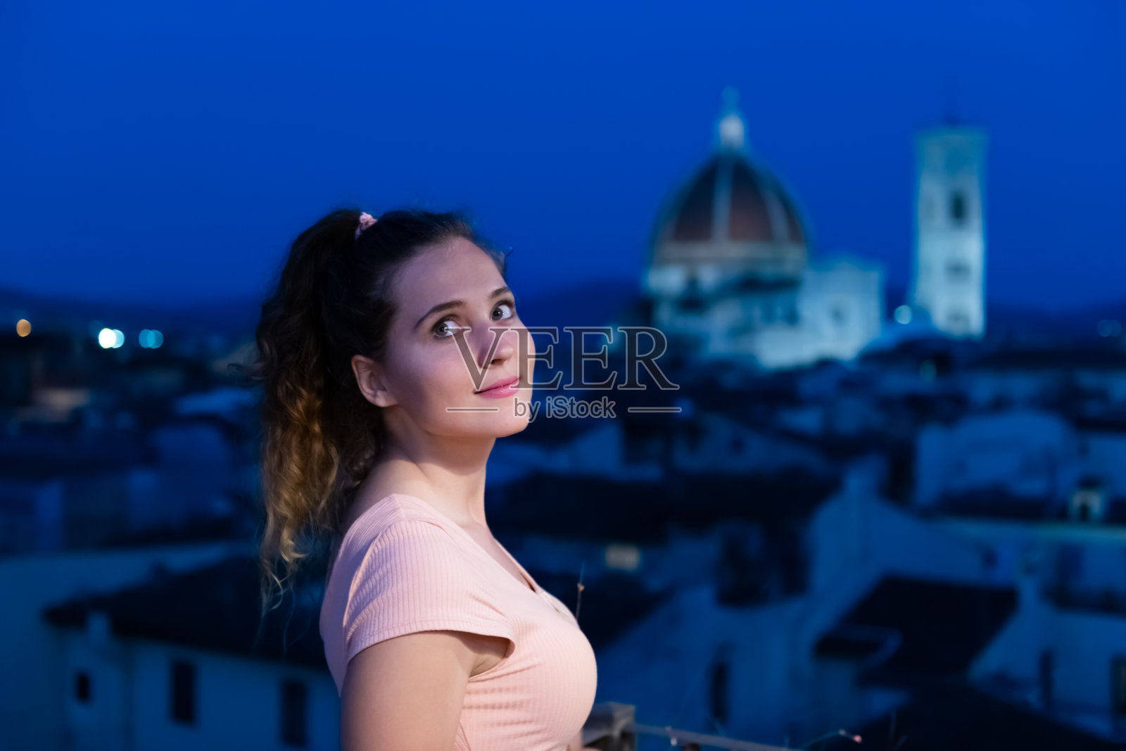 意大利著名的城市佛罗伦萨以建筑、教堂、圆顶和年轻女子少女的面孔站在那里观景照片摄影图片