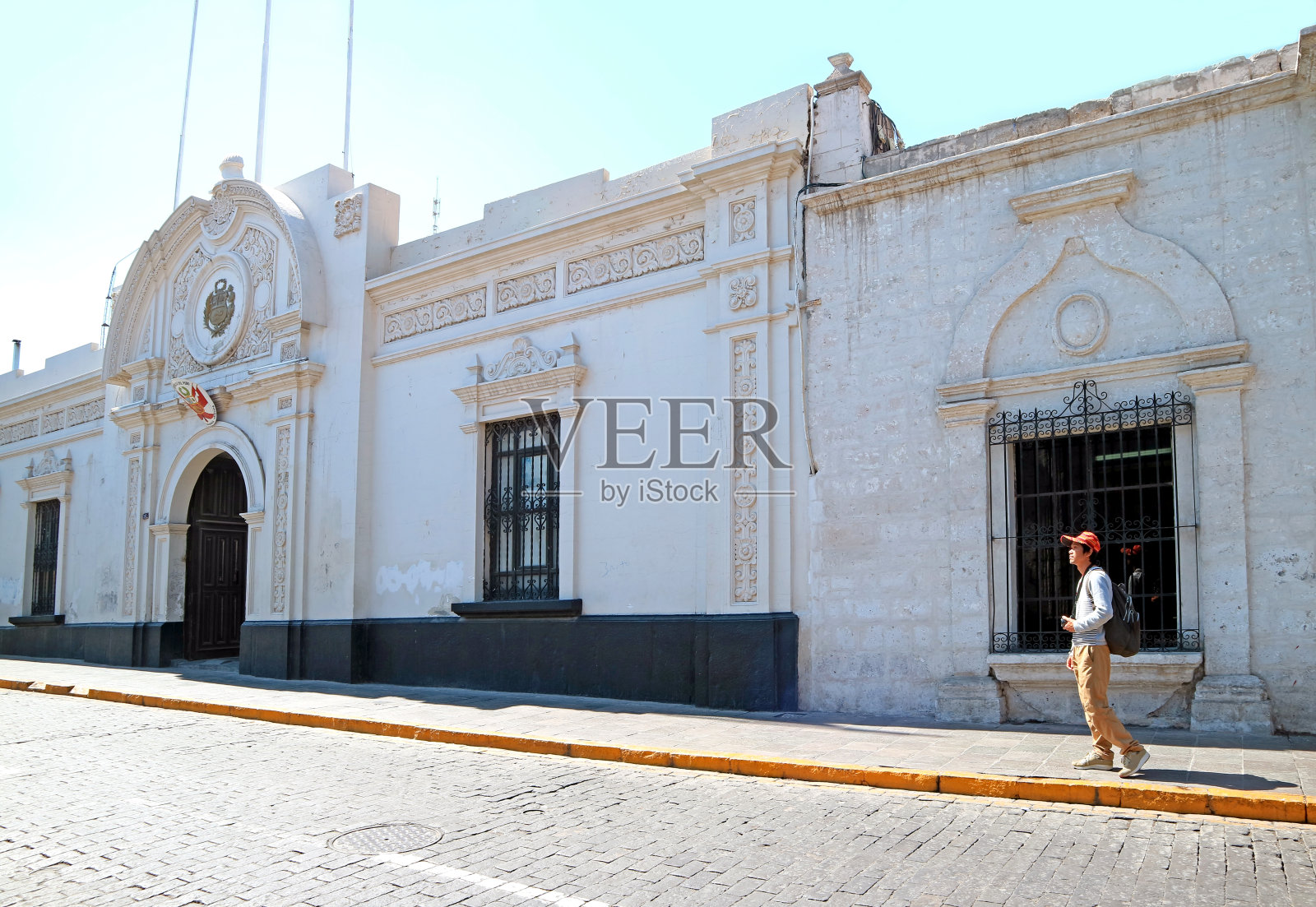 游客站在秘鲁阿雷基帕老城的白色silar石古建筑前照片摄影图片