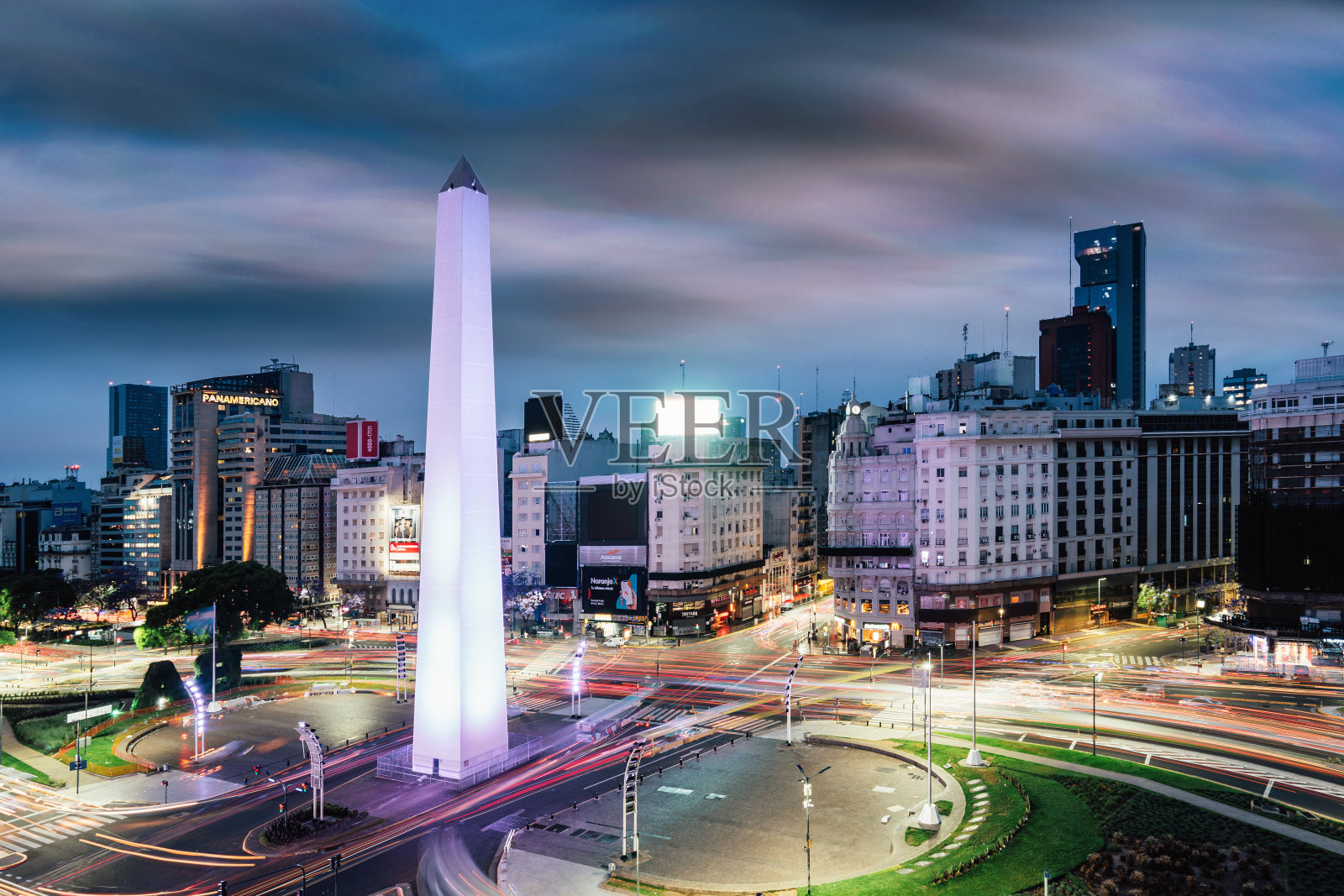 布宜诺斯艾利斯Obelisco -长期暴露在交通灯和移动的云照片摄影图片