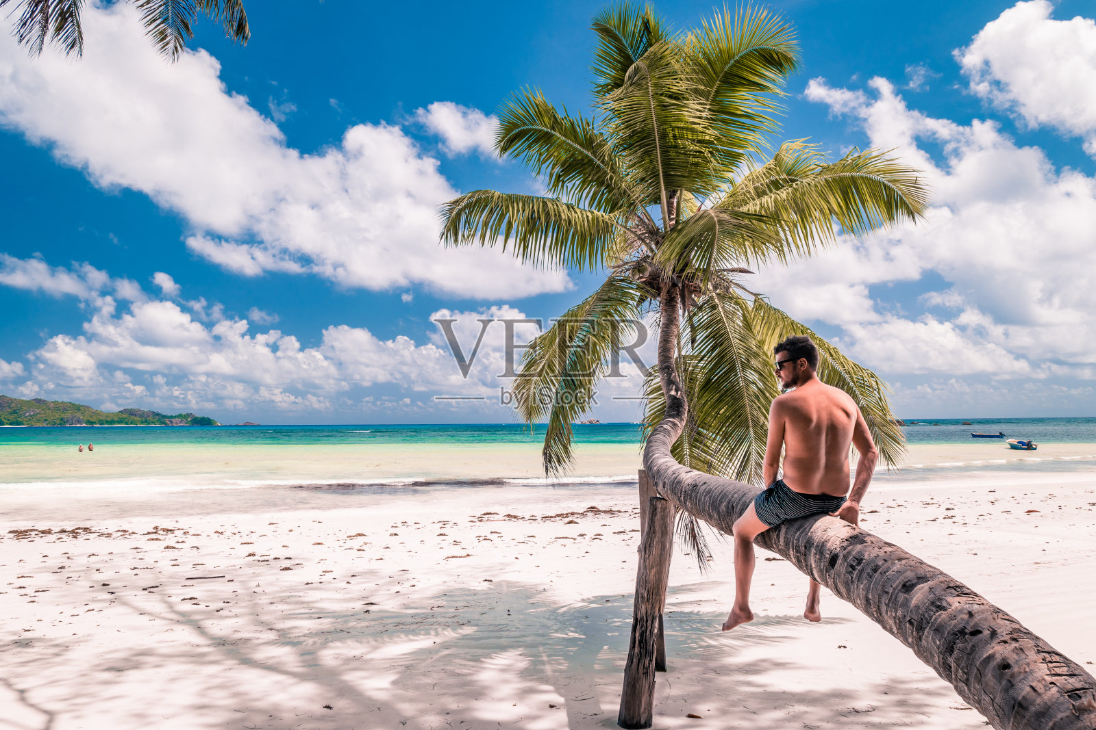 塞舌尔热带岛屿，年轻人在白色海滩度假期间的马赫塞舌尔，Praslin塞舌尔照片摄影图片