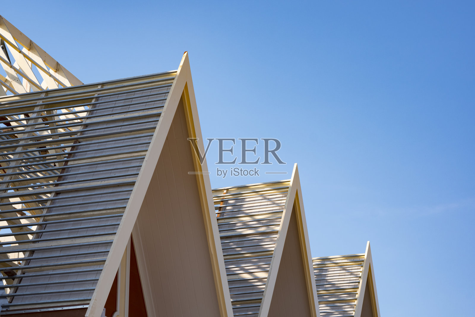 蓝天下的木质山墙屋顶结构照片摄影图片