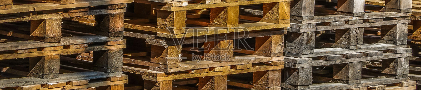 抽象的堆叠木托盘的拾取。长格式，全景为网站标题照片摄影图片