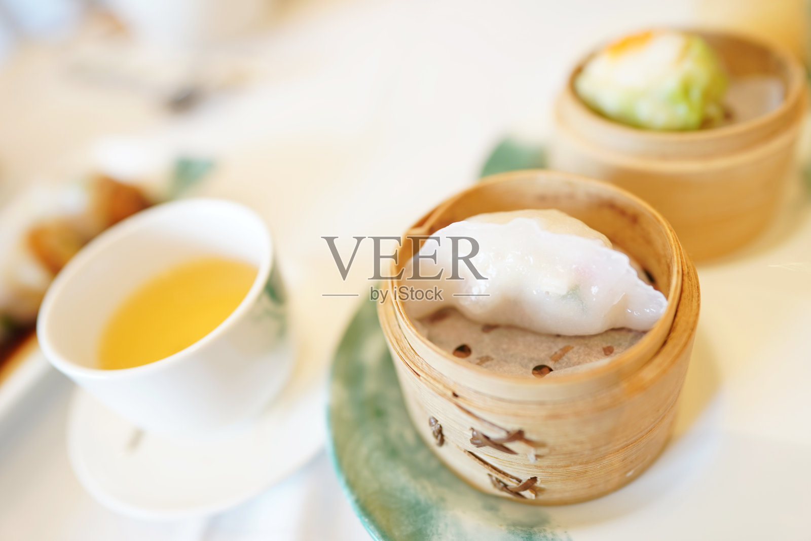 点心和中国茶杯的特写照片摄影图片