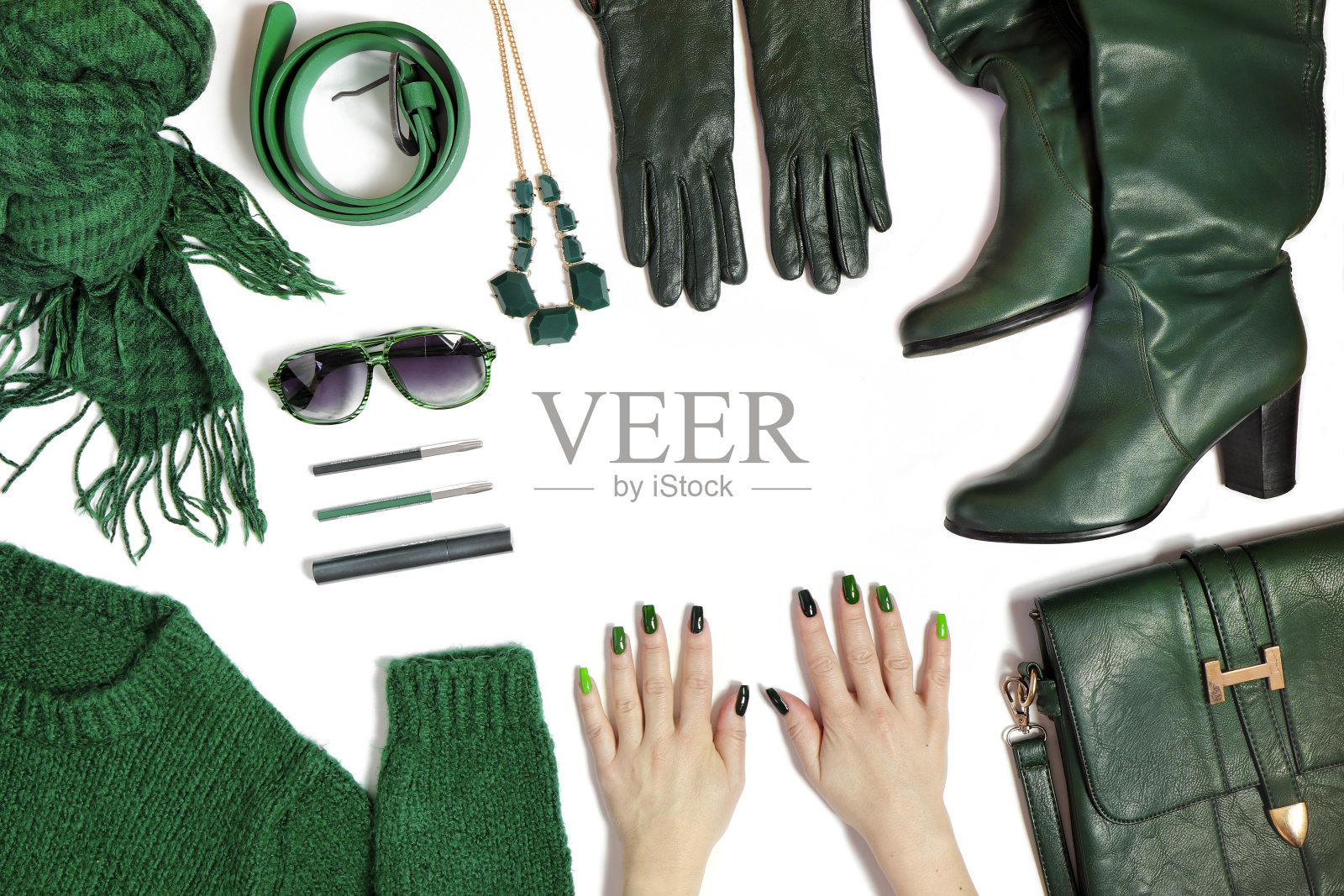 时尚的绿色长指甲和女性配件照片摄影图片