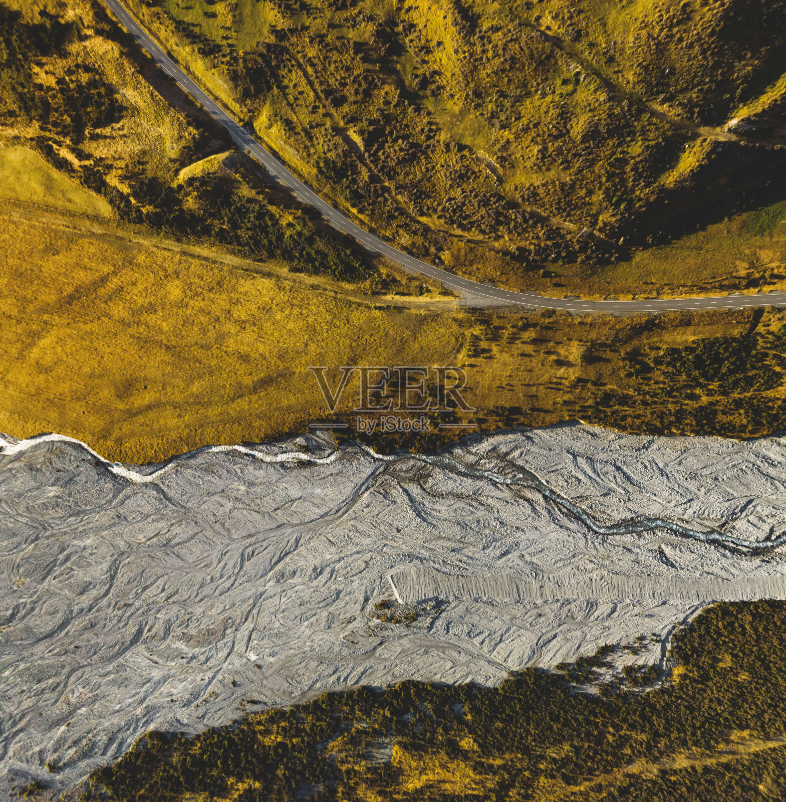 俯视图无人机空中的高山溪流与沿高速公路流动的纹理照片摄影图片